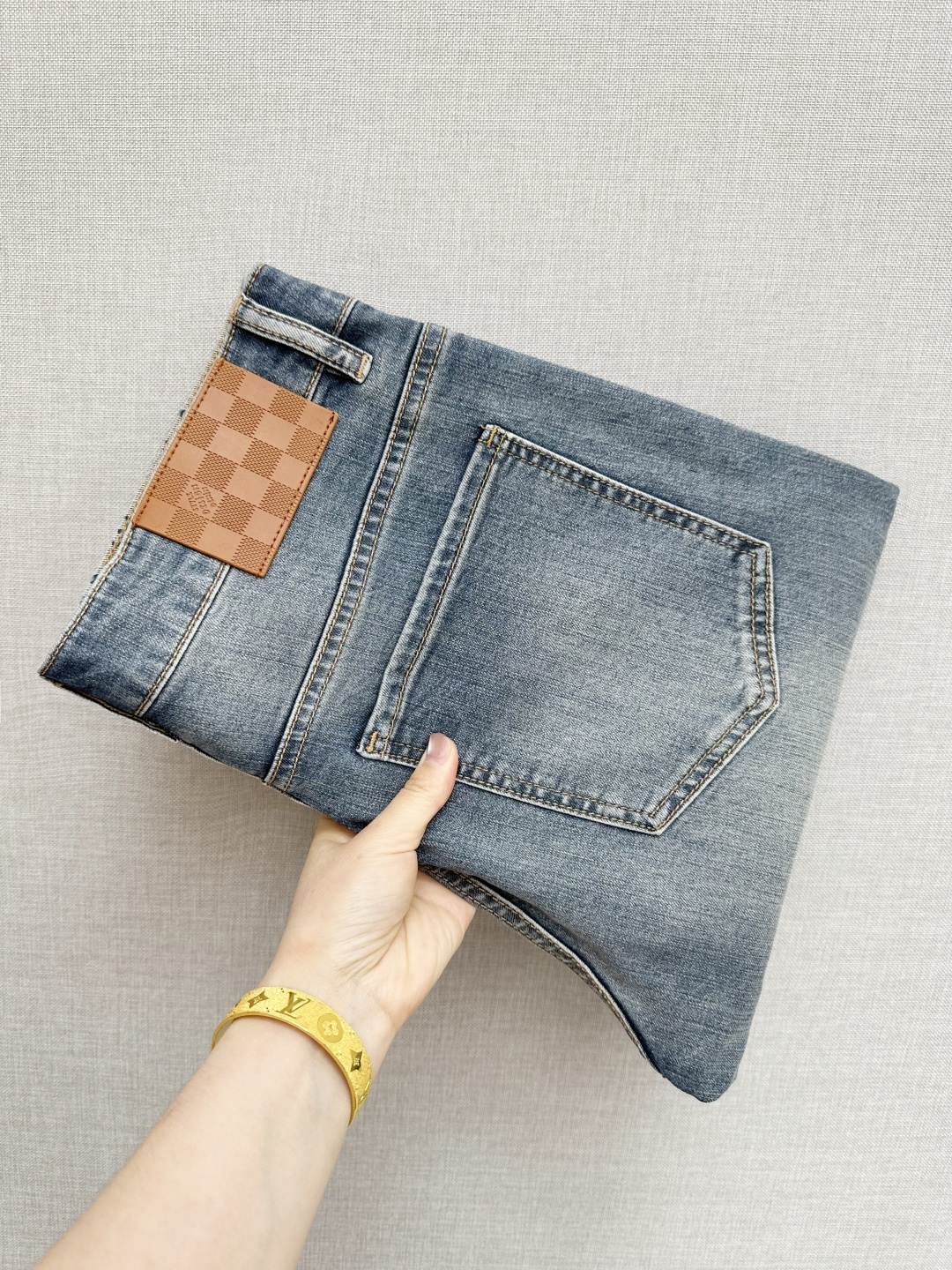 NO:746734,Available at the LV official website counter at the same time, original order, super stylish jeans, customized original washed denim fabric, unique design, top-notch printing technology letter pattern logo, original hardware accessories decoration, extremely outstanding jeans, the materials and craftsmanship are extremely luxurious and exquisite, extremely high grade, handsome and stylish upper body, recommended, size 29-38, louis vuitton, jeans,19860909LV 官网专柜同步有售,原单狠货,超级有范儿的一款牛仔裤,定制原版水洗牛仔面料,独特设计,顶级印花工艺字母图案logo,原版五金辅料装饰,极为翘楚的一款牛仔裤,用料与工艺都极致奢华精湛,档次极高,上身帅气有型,推荐,码数29—38,,louis vuitton,jeans,,Men's clothing