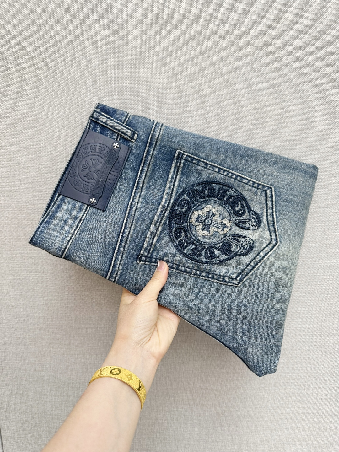 NO:746732,Chrome Hearts official website counters are available at the same time, original goods, super stylish jeans, customized original washed denim fabric, unique design, top-notch printing technology letter pattern logo, original hardware accessories decoration, an extremely outstanding pair of jeans, the materials and craftsmanship are extremely luxurious and exquisite, extremely high-grade, handsome and stylish upper body, recommended, code number 29-38,, chrome hearts, jeans,19860909克罗心 官网专柜同步有售,原单狠货,超级有范儿的一款牛仔裤,定制原版水洗牛仔面料,独特设计,顶级印花工艺字母图案logo,原版五金辅料装饰,极为翘楚的一款牛仔裤,用料与工艺都极致奢华精湛,档次极高,上身帅气有型,推荐,码数29—38,,chrome hearts,jeans,,Men's clothing