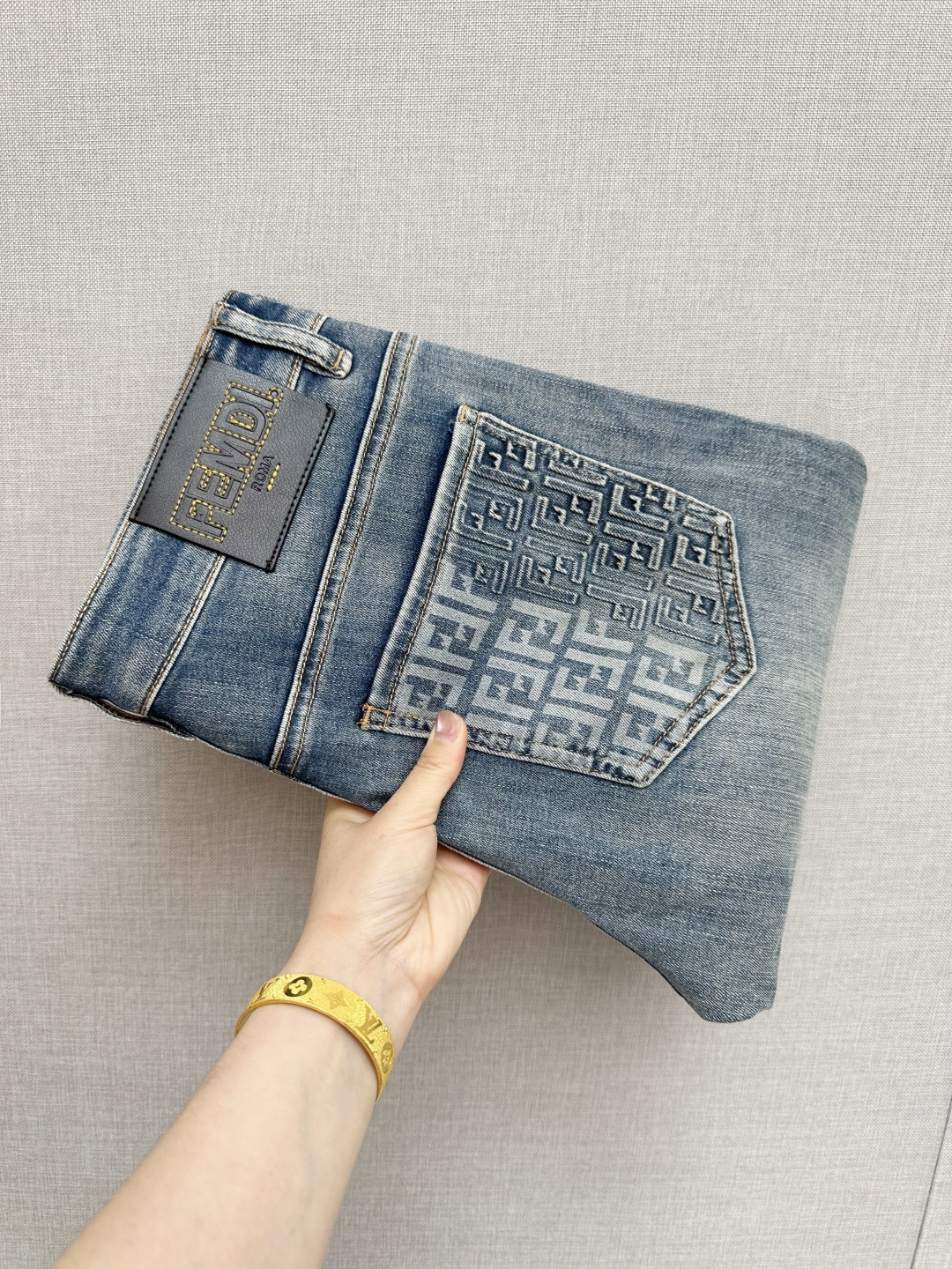 NO:746730,Available at the FD official website counter at the same time, original order, super stylish jeans, customized original washed denim fabric, unique design, top-notch printing technology letter pattern logo, original hardware accessories decoration, an extremely outstanding pair of jeans, the materials and craftsmanship are extremely luxurious and exquisite, extremely high-grade, handsome and stylish upper body, recommended, code number 29-38,,jeans,19860909FD 官网专柜同步有售,原单狠货,超级有范儿的一款牛仔裤,定制原版水洗牛仔面料,独特设计,顶级印花工艺字母图案logo,原版五金辅料装饰,极为翘楚的一款牛仔裤,用料与工艺都极致奢华精湛,档次极高,上身帅气有型,推荐,码数29—38,,jeans,,Men's clothing