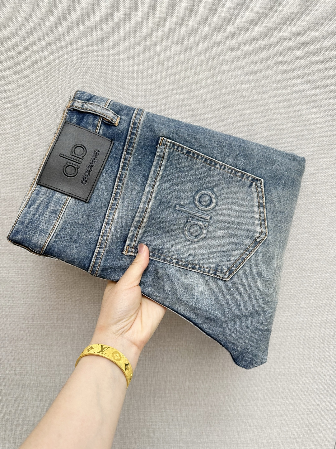 NO:746728,ALO's official website counters are available at the same time, original items, super stylish jeans, customized original washed denim fabric, unique design, top-notch printing technology letter pattern logo, original hardware accessories decoration, extremely outstanding jeans, the materials and craftsmanship are extremely luxurious and exquisite, extremely high-grade, handsome and stylish upper body, recommended, code number 29-38,,jeans,19860909ALO 官网专柜同步有售,原单狠货,超级有范儿的一款牛仔裤,定制原版水洗牛仔面料,独特设计,顶级印花工艺字母图案logo,原版五金辅料装饰,极为翘楚的一款牛仔裤,用料与工艺都极致奢华精湛,档次极高,上身帅气有型,推荐,码数29—38,,jeans,,Men's clothing