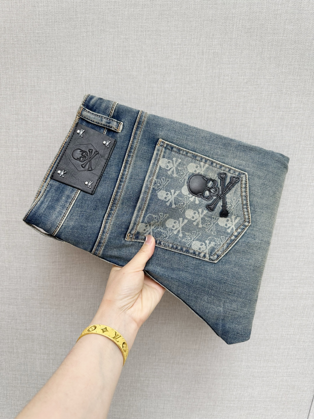 NO:746726,The official website counter is on sale at the same time, the original order is very good, a super stylish pair of jeans, customized original washed denim fabric, unique design, top-notch printing technology letter pattern logo, original hardware accessories decoration, an extremely outstanding pair of jeans, the materials and craftsmanship are extremely luxurious and exquisite, extremely high-grade, handsome and stylish upper body, recommended, code number 29-38,,jeans,19860909官网专柜同步有售,原单狠货,超级有范儿的一款牛仔裤,定制原版水洗牛仔面料,独特设计,顶级印花工艺字母图案logo,原版五金辅料装饰,极为翘楚的一款牛仔裤,用料与工艺都极致奢华精湛,档次极高,上身帅气有型,推荐,码数29—38,,jeans,,Men's clothing