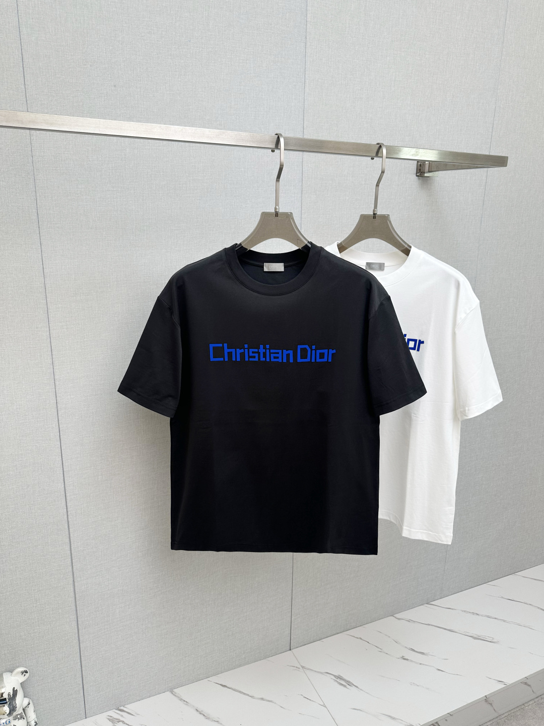 NO:746724,2026ss new spring and summer new debut counter latest short-sleeved round neck T-shirt, high-end customization, avant-garde and fashionable design!  Soft to the touch. Comfortable to wear. Exquisite counter-level stitching. Exquisite workmanship. The upper body effect is incomparably handsome!  A must-have item for a stylish man!  Size M—3XL,,T-shirt,tees,t-shirt,198609092026ss 春夏新款首发专柜最新款短袖圆领T恤 高端订制 设计前卫时尚！手感柔软.穿着舒适.专柜级别精致车线.做工精细.上身效果无敌帅气！型男必备单品！ 码数M—3XL,,T-shirt,tees，t-shirt,,Men's clothing