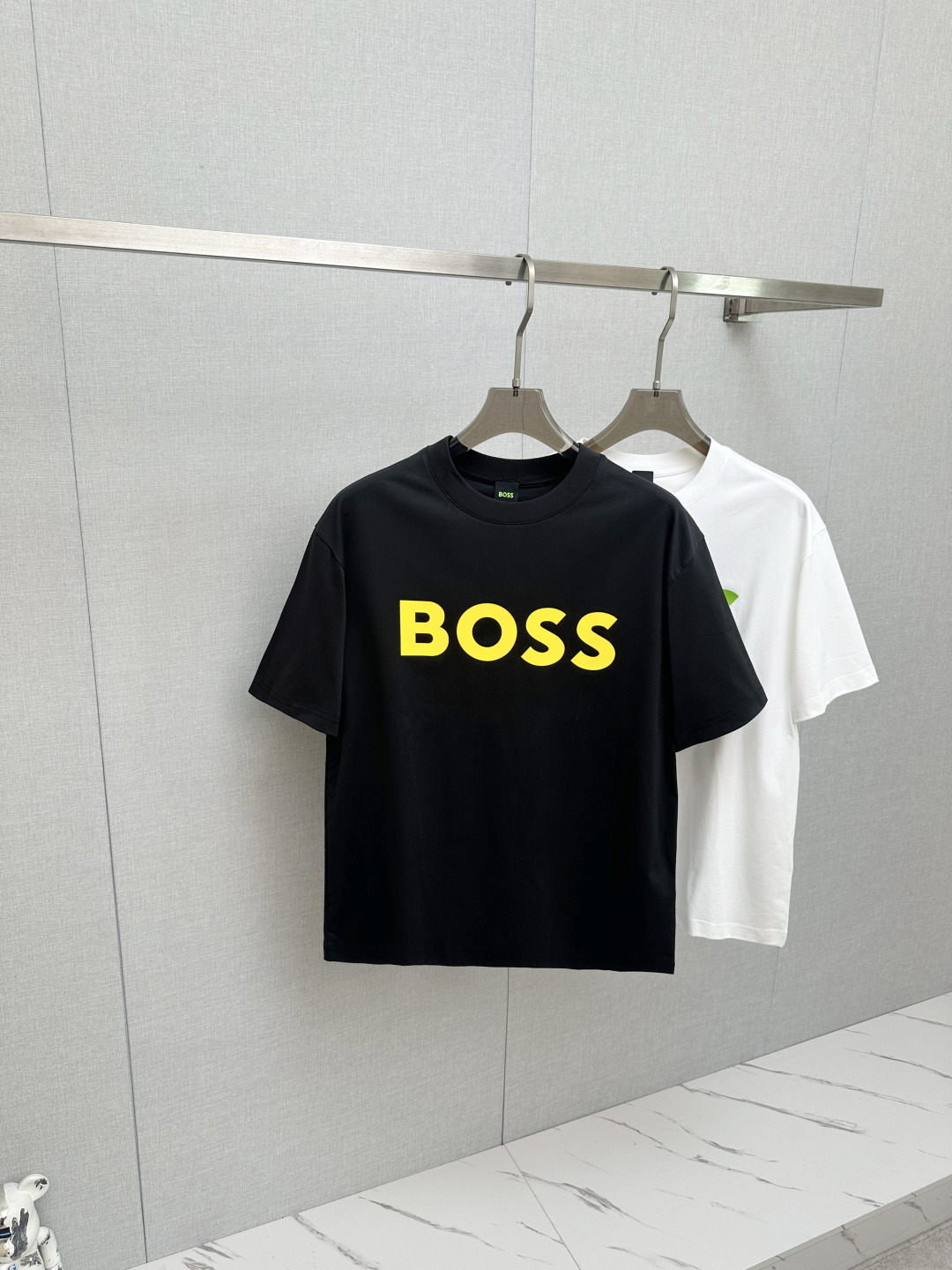 NO:746720,BOSS 2026ss new spring and summer new debut counter, the latest short-sleeved round neck T-shirt, high-end customization, avant-garde and fashionable design!  Soft to the touch. Comfortable to wear. Exquisite counter-level stitching. Exquisite workmanship. The upper body effect is incomparably handsome!  A must-have item for a stylish man!  Size M—3XL,,T-shirt,tees,t-shirt,19860909BOSS 2026ss 春夏新款首发专柜最新款短袖圆领T恤 高端订制 设计前卫时尚！手感柔软.穿着舒适.专柜级别精致车线.做工精细.上身效果无敌帅气！型男必备单品！ 码数M—3XL,,T-shirt,tees，t-shirt,,Men's clothing