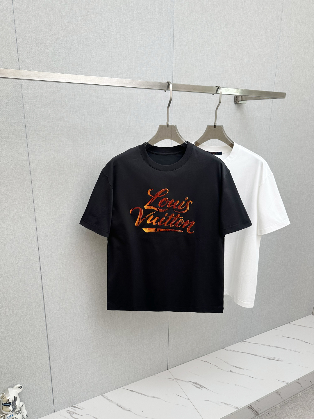 NO:746717,2026ss new spring and summer new debut counter latest short-sleeved round neck T-shirt, high-end customization, avant-garde and fashionable design!  Soft to the touch. Comfortable to wear. Exquisite counter-level stitching. Exquisite workmanship. The upper body effect is incomparably handsome!  A must-have item for a stylish man!  Size M—3XL,,T-shirt,tees,t-shirt,198609092026ss 春夏新款首发专柜最新款短袖圆领T恤 高端订制 设计前卫时尚！手感柔软.穿着舒适.专柜级别精致车线.做工精细.上身效果无敌帅气！型男必备单品！ 码数M—3XL,,T-shirt,tees，t-shirt,,Men's clothing