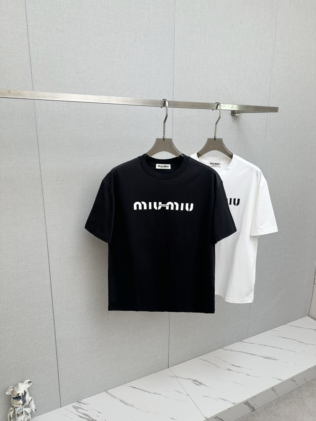 NO:746708,MIUMIU 2026ss new spring and summer new debut counter, the latest short-sleeved round neck T-shirt, high-end customization, avant-garde and fashionable design!  Soft to the touch. Comfortable to wear. Exquisite counter-level stitching. Exquisite workmanship. The upper body effect is incomparably handsome!  A must-have item for a stylish man!  Size M—3XL,,miumiu,T-shirt,tees,t-shirt,19860909MIUMIU 2026ss 春夏新款首发专柜最新款短袖圆领T恤 高端订制 设计前卫时尚！手感柔软.穿着舒适.专柜级别精致车线.做工精细.上身效果无敌帅气！型男必备单品！ 码数M—3XL,,miumiu,T-shirt,tees，t-shirt,,Men's clothing