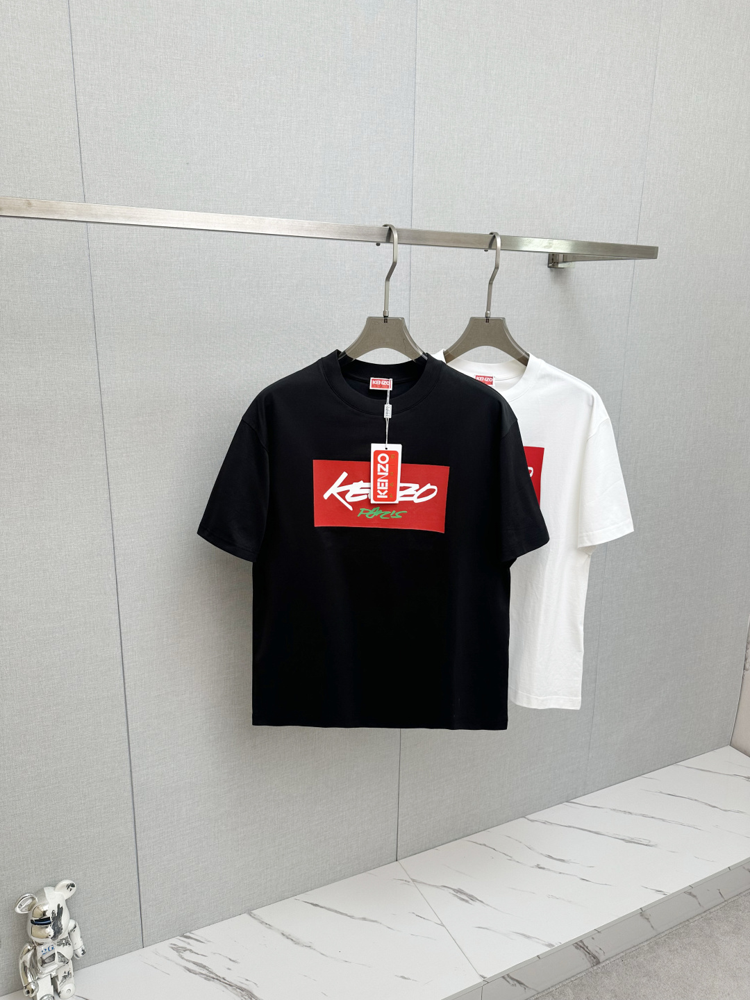 NO:746705,KENZO 2026ss new spring and summer debut counter latest short-sleeved round neck T-shirt, high-end customization, avant-garde and fashionable design!  Soft to the touch. Comfortable to wear. Exquisite counter-level stitching. Exquisite workmanship. The upper body effect is incomparably handsome!  A must-have item for a stylish man!  Size M—3XL,,T-shirt,tees,t-shirt,19860909KENZO 2026ss 春夏新款首发专柜最新款短袖圆领T恤 高端订制 设计前卫时尚！手感柔软.穿着舒适.专柜级别精致车线.做工精细.上身效果无敌帅气！型男必备单品！ 码数M—3XL,,T-shirt,tees，t-shirt,,Men's clothing