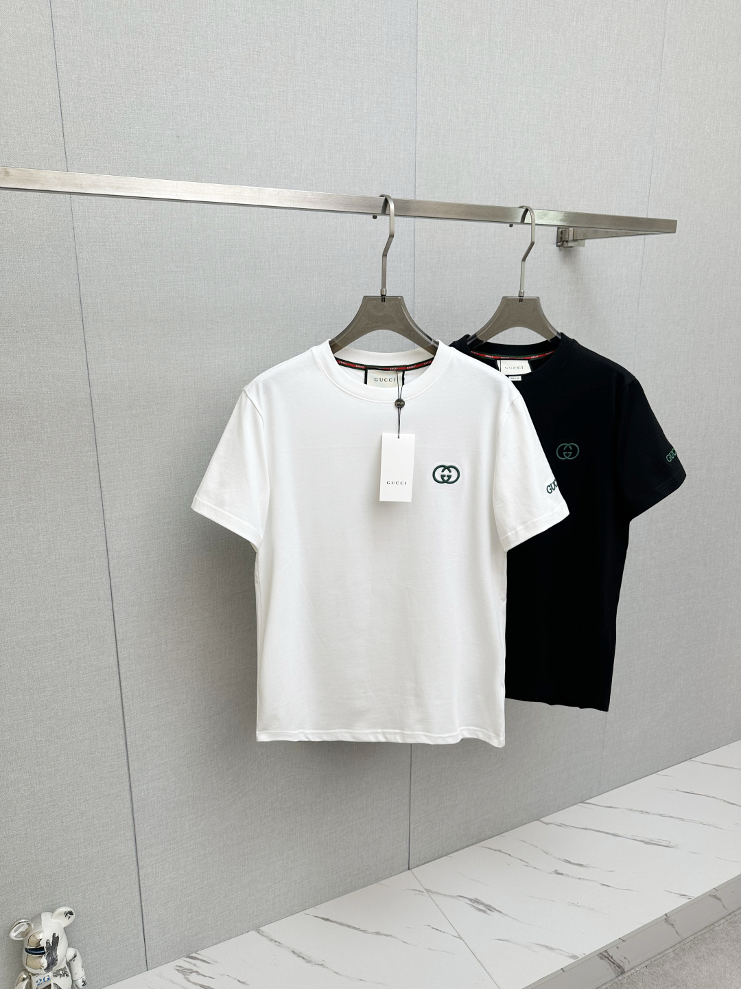 NO:915284,GUCCI 2026ss new spring and summer new debut counter, the latest short-sleeved round neck T-shirt, high-end customization, avant-garde and fashionable design!  Soft to the touch. Comfortable to wear. Exquisite counter-level stitching. Exquisite workmanship. The upper body effect is incomparably handsome!  A must-have item for a stylish man!  Size S—2XL,,gucci,T-shirt,tees,t-shirt,19860909GUCCI 2026ss 春夏新款首发专柜最新款短袖圆领T恤 高端订制 设计前卫时尚！手感柔软.穿着舒适.专柜级别精致车线.做工精细.上身效果无敌帅气！型男必备单品！ 码数S—2XL,,gucci,T-shirt,tees，t-shirt,,Men's clothing