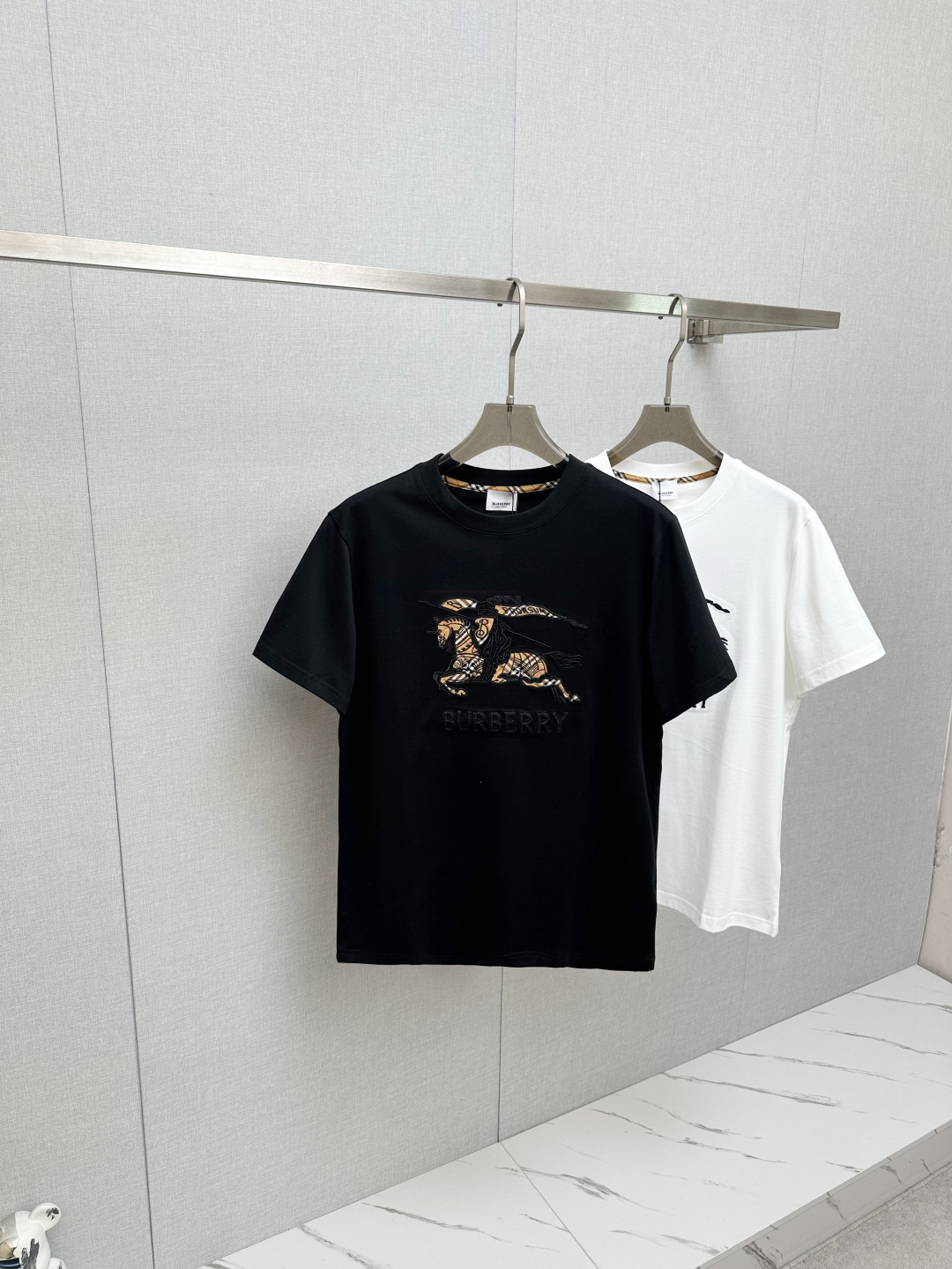 NO:915285,BURB 2026ss new spring and summer new debut counter latest short-sleeved round neck T-shirt, high-end customization, avant-garde and fashionable design!  Soft to the touch. Comfortable to wear. Exquisite counter-level stitching. Exquisite workmanship. The upper body effect is incomparably handsome!  A must-have item for a stylish man!  Size S—2XL,,burberry,T-shirt,tees,t-shirt,19860909BURB 2026ss 春夏新款首发专柜最新款短袖圆领T恤 高端订制 设计前卫时尚！手感柔软.穿着舒适.专柜级别精致车线.做工精细.上身效果无敌帅气！型男必备单品！ 码数S—2XL,,burberry,T-shirt,tees，t-shirt,,Men's clothing