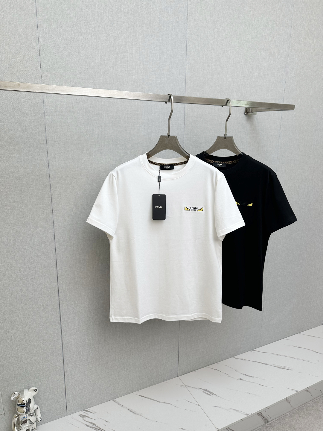 NO:915287,FD 2026ss new spring and summer new debut counter latest short-sleeved round neck T-shirt, high-end customization, avant-garde and fashionable design!  Soft to the touch. Comfortable to wear. Exquisite counter-level stitching. Exquisite workmanship. The upper body effect is incomparably handsome!  A must-have item for a stylish man!  Size S—2XL,,T-shirt,tees,t-shirt,19860909FD 2026ss 春夏新款首发专柜最新款短袖圆领T恤 高端订制 设计前卫时尚！手感柔软.穿着舒适.专柜级别精致车线.做工精细.上身效果无敌帅气！型男必备单品！ 码数S—2XL,,T-shirt,tees，t-shirt,,Men's clothing