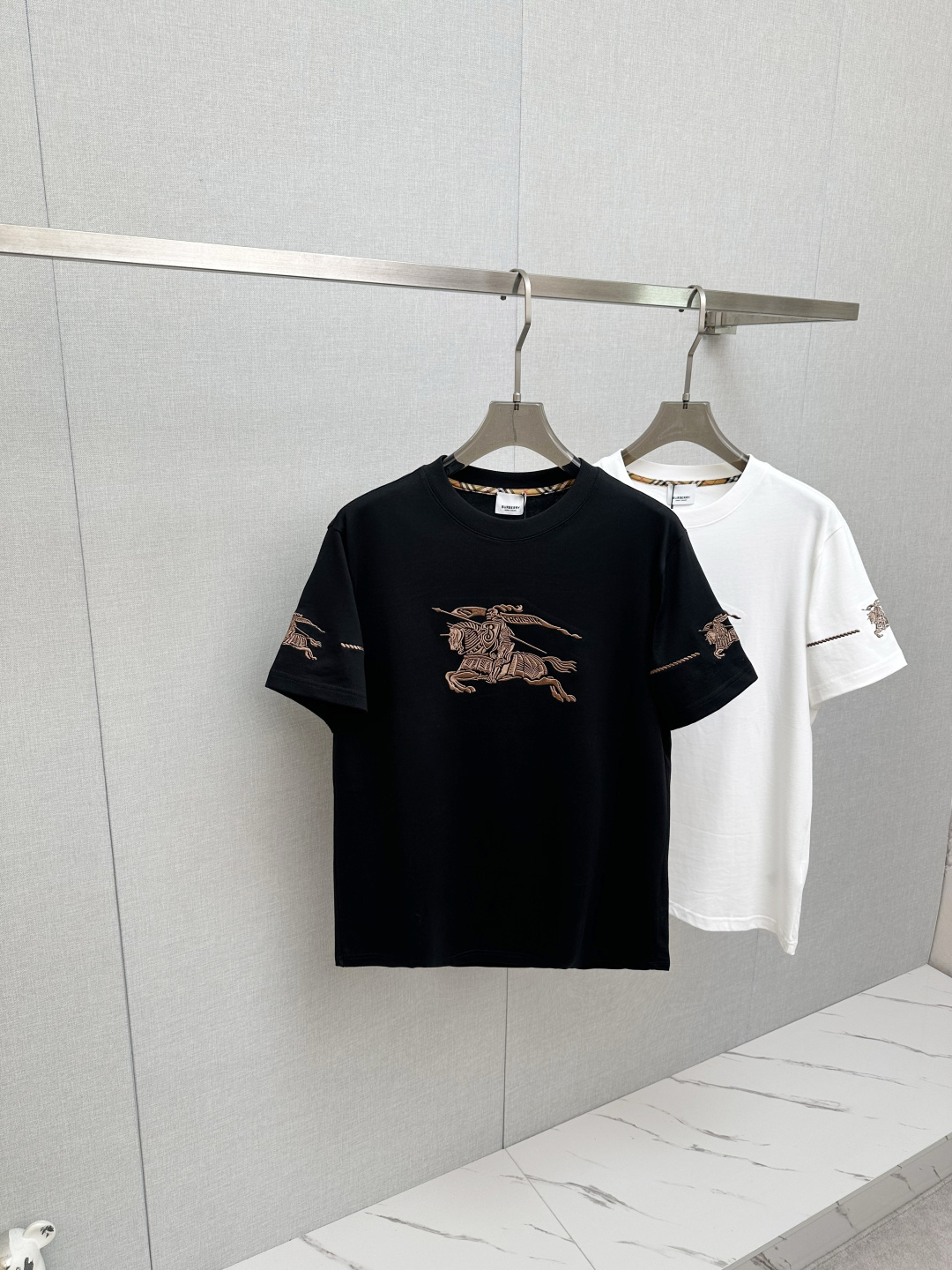 NO:915293,BURB 2026ss new spring and summer new debut counter latest short-sleeved round neck T-shirt, high-end customization, avant-garde and fashionable design!  Soft to the touch. Comfortable to wear. Exquisite counter-level stitching. Exquisite workmanship. The upper body effect is incomparably handsome!  A must-have item for a stylish man!  Size S—2XL,,burberry,T-shirt,tees,t-shirt,19860909BURB 2026ss 春夏新款首发专柜最新款短袖圆领T恤 高端订制 设计前卫时尚！手感柔软.穿着舒适.专柜级别精致车线.做工精细.上身效果无敌帅气！型男必备单品！ 码数S—2XL,,burberry,T-shirt,tees，t-shirt,,Men's clothing