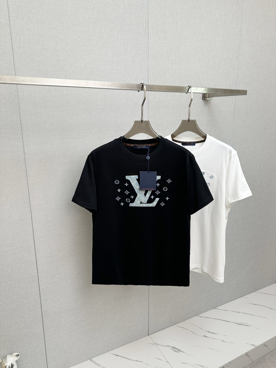 NO:915291,LV 2026ss new spring and summer new debut counter, the latest short-sleeved round neck T-shirt, high-end customization, avant-garde and fashionable design!  Soft to the touch. Comfortable to wear. Exquisite counter-level stitching. Exquisite workmanship. The upper body effect is incomparably handsome!  A must-have item for a stylish man!  Size S—2XL,,louis vuitton,T-shirt,tees,t-shirt,19860909LV 2026ss 春夏新款首发专柜最新款短袖圆领T恤 高端订制 设计前卫时尚！手感柔软.穿着舒适.专柜级别精致车线.做工精细.上身效果无敌帅气！型男必备单品！ 码数S—2XL,,louis vuitton,T-shirt,tees，t-shirt,,Men's clothing
