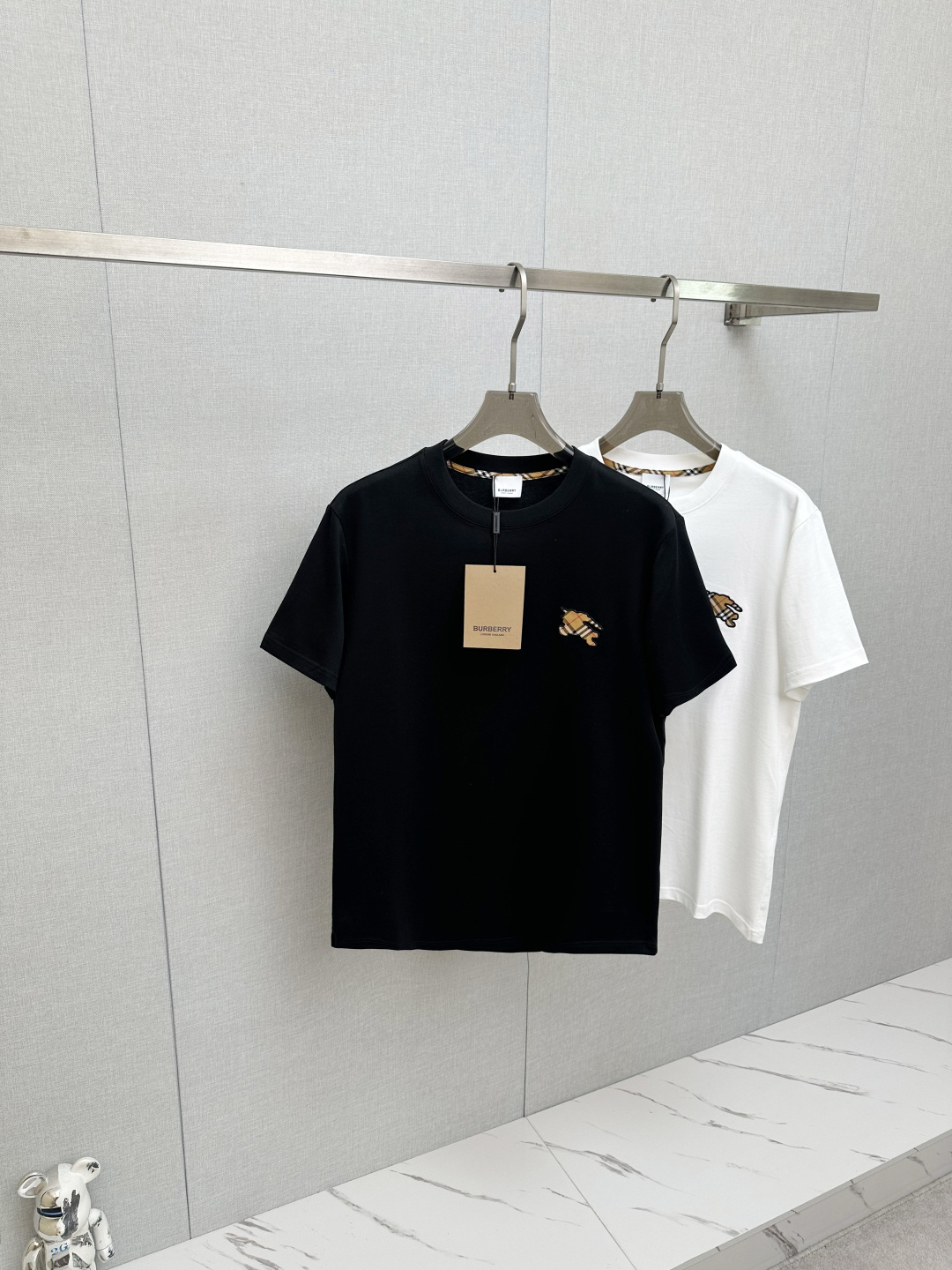 NO:915289,BURB 2026ss new spring and summer new debut counter latest short-sleeved round neck T-shirt, high-end customization, avant-garde and fashionable design!  Soft to the touch. Comfortable to wear. Exquisite counter-level stitching. Exquisite workmanship. The upper body effect is incomparably handsome!  A must-have item for a stylish man!  Size S—2XL,,burberry,T-shirt,tees,t-shirt,19860909BURB 2026ss 春夏新款首发专柜最新款短袖圆领T恤 高端订制 设计前卫时尚！手感柔软.穿着舒适.专柜级别精致车线.做工精细.上身效果无敌帅气！型男必备单品！ 码数S—2XL,,burberry,T-shirt,tees，t-shirt,,Men's clothing