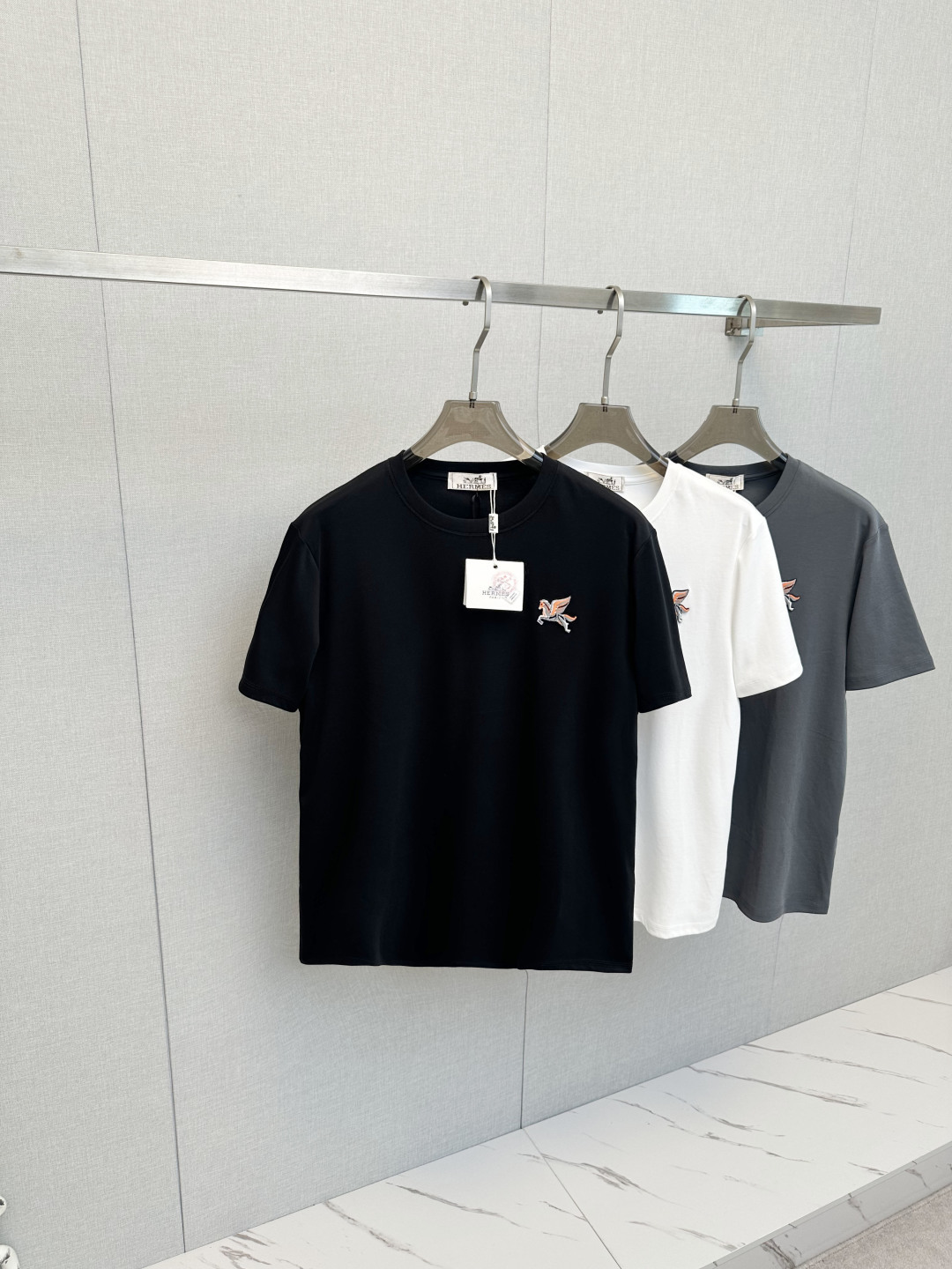 NO:758733,H Home Top Quality 2026 New Short Sleeves!  Original customized fabric, soft to the touch. Top imported private goods, fashionable design and trendy short sleeves, without losing luxury. There is no doubt about the quality. The upper body effect is great, the same style as the luxury official website!  Size M—3XL,,T-shirt,19860909H家 顶级品质 2026新品短袖！原版定制面料,手感柔软.顶级进口私货,时尚设计潮流短袖,不失奢华 品质毋庸置疑 上身效果超赞,奢华官网同款！尺码M—3XL,,T-shirt,,Men's clothing