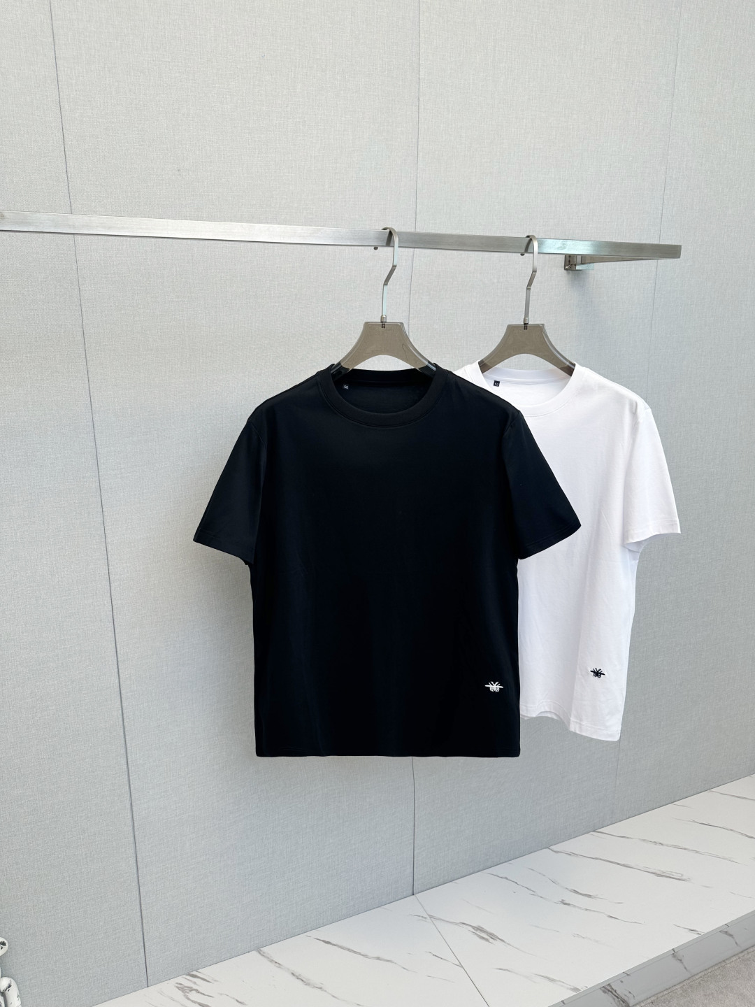 NO:860107,H Home Top Quality 2026 New Short Sleeves!  Original customized fabric, soft to the touch. Top imported private goods, fashionable design and trendy short sleeves, without losing luxury. There is no doubt about the quality. The upper body effect is great, the same style as the luxury official website!  Size M—3XL,,T-shirt,19860909H家 顶级品质 2026新品短袖！原版定制面料,手感柔软.顶级进口私货,时尚设计潮流短袖,不失奢华 品质毋庸置疑 上身效果超赞,奢华官网同款！尺码M—3XL,,T-shirt,,Men's clothing