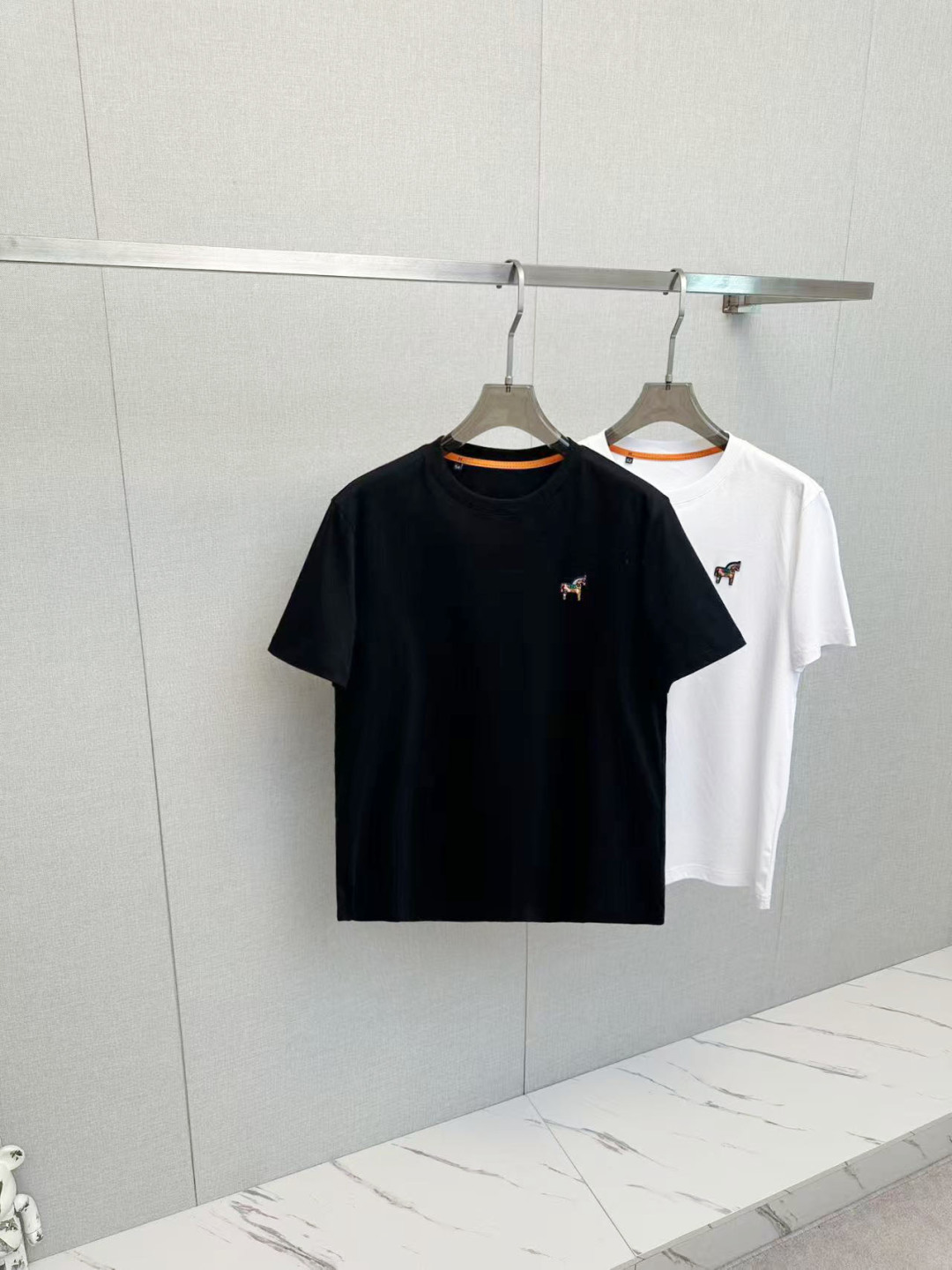 NO:758718,H Home Top Quality 2026 New Short Sleeves!  Original customized fabric, soft to the touch. Top imported private goods, fashionable design and trendy short sleeves, without losing luxury. There is no doubt about the quality. The upper body effect is great, the same style as the luxury official website!  Size M—3XL,,T-shirt,19860909H家 顶级品质 2026新品短袖！原版定制面料,手感柔软.顶级进口私货,时尚设计潮流短袖,不失奢华 品质毋庸置疑 上身效果超赞,奢华官网同款！尺码M—3XL,,T-shirt,,Men's clothing