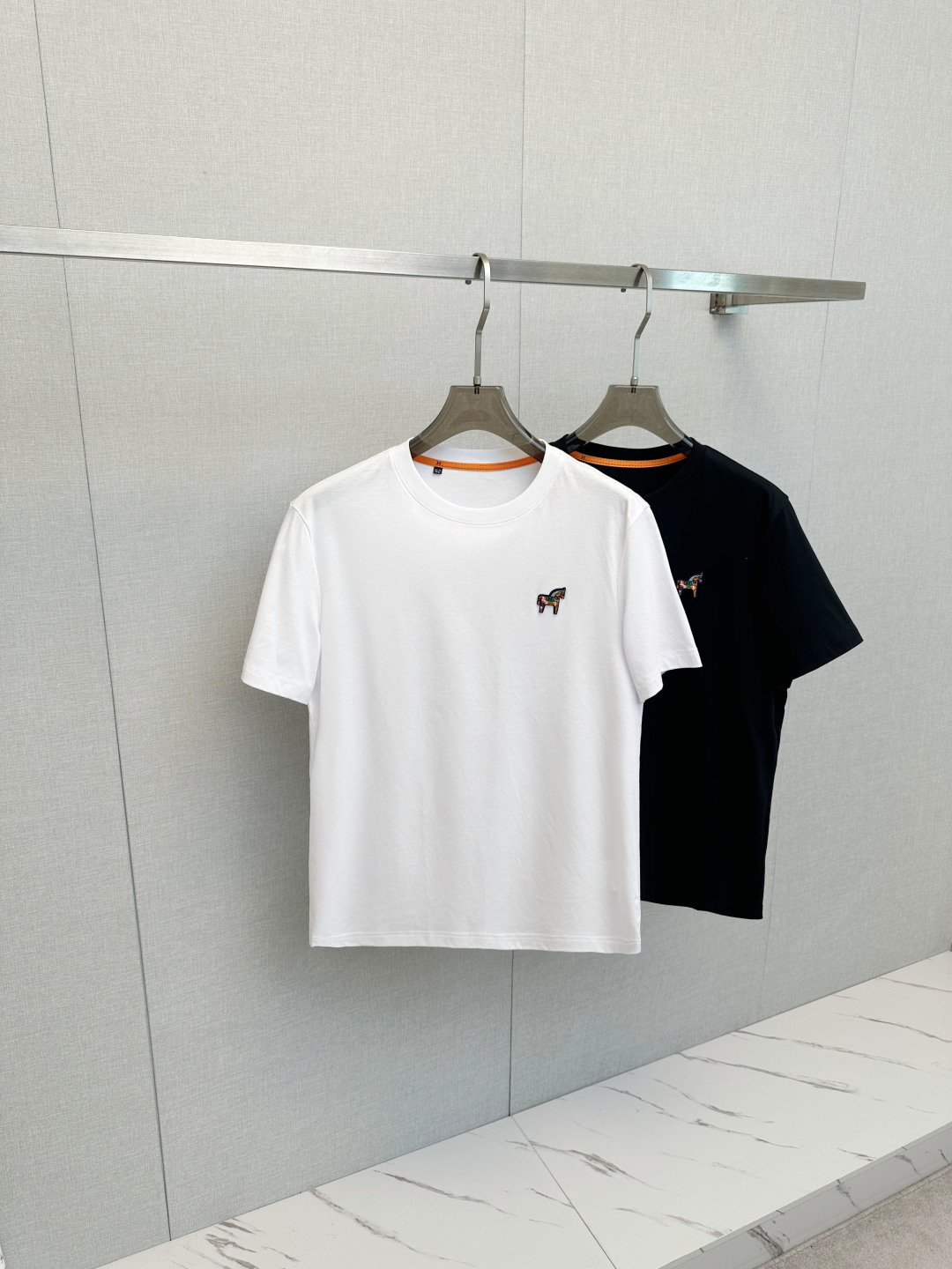 NO:848445,H Home Top Quality 2026 New Short Sleeves!  Original customized fabric, soft to the touch. Top imported private goods, fashionable design and trendy short sleeves, without losing luxury. There is no doubt about the quality. The upper body effect is great, the same style as the luxury official website!  Size M—3XL,,T-shirt,19860909H家 顶级品质 2026新品短袖！原版定制面料,手感柔软.顶级进口私货,时尚设计潮流短袖,不失奢华 品质毋庸置疑 上身效果超赞,奢华官网同款！尺码M—3XL,,T-shirt,,Men's clothing