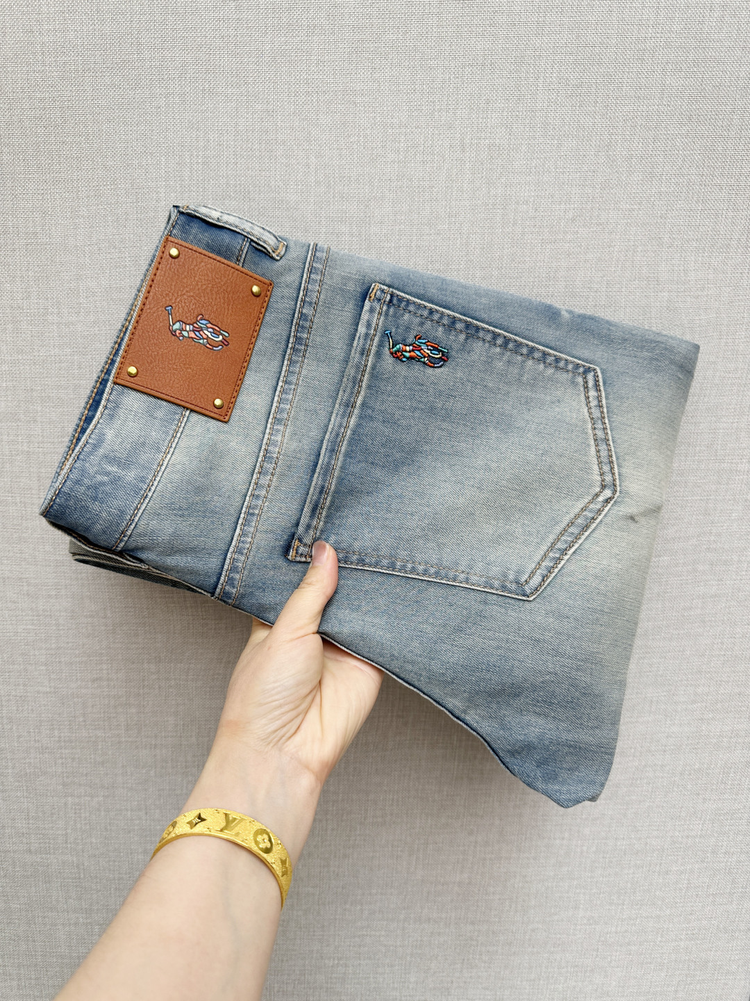 NO:934786,The official website counter is on sale at the same time, the original order is very good, a super stylish pair of jeans, customized original washed denim fabric, unique design, top-notch printing technology letter pattern logo, original hardware accessories decoration, an extremely outstanding pair of jeans, the materials and craftsmanship are extremely luxurious and exquisite, extremely high-grade, handsome and stylish upper body, recommended, code number 29-38,,jeans,19860909官网专柜同步有售,原单狠货,超级有范儿的一款牛仔裤,定制原版水洗牛仔面料,独特设计,顶级印花工艺字母图案logo,原版五金辅料装饰,极为翘楚的一款牛仔裤,用料与工艺都极致奢华精湛,档次极高,上身帅气有型,推荐,码数29—38,,jeans,,Men's clothing