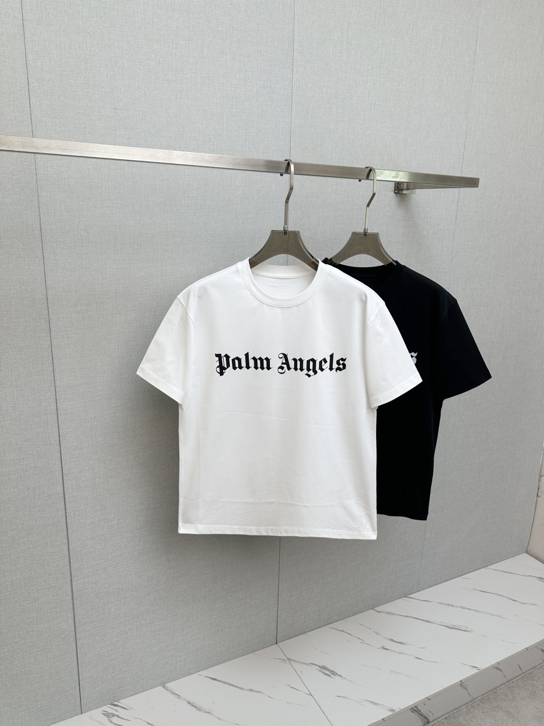 NO:761553,Top quality 2026 new short sleeves!  Original customized fabric, soft to the touch. Top imported private goods, fashionable design and trendy short sleeves, without losing luxury. There is no doubt about the quality. The upper body effect is great, the same style as the luxury official website!  Size M—3XL,,T-shirt,19860909顶级品质 2026新品短袖！原版定制面料,手感柔软.顶级进口私货,时尚设计潮流短袖,不失奢华 品质毋庸置疑 上身效果超赞,奢华官网同款！尺码M—3XL,,T-shirt,,Men's clothing