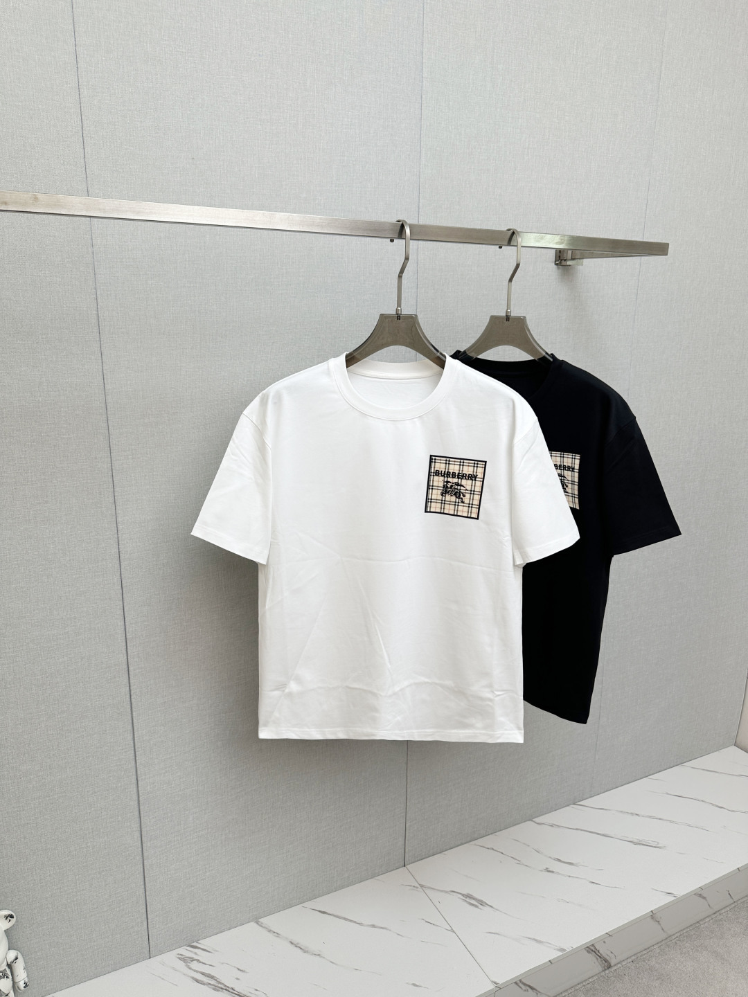 NO:761558,BURB top quality 2026 new short sleeves!  Original customized fabric, soft to the touch. Top imported private goods, fashionable design and trendy short sleeves, without losing luxury. There is no doubt about the quality. The upper body effect is great, the same style as the luxury official website!  Size M—3XL,,burberry,T-shirt,19860909BURB 顶级品质 2026新品短袖！原版定制面料,手感柔软.顶级进口私货,时尚设计潮流短袖,不失奢华 品质毋庸置疑 上身效果超赞,奢华官网同款！尺码M—3XL,,burberry,T-shirt,,Men's clothing