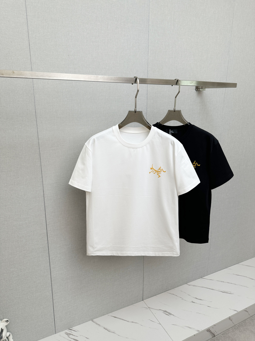 NO:761568,Arc'teryx top quality 2026 new short sleeves!  Original customized fabric, soft to the touch. Top imported private goods, fashionable design and trendy short sleeves, without losing luxury. There is no doubt about the quality. The upper body effect is great, the same style as the luxury official website!  Size M—3XL, arc'teryx, T-shirt,19860909始祖鸟 顶级品质 2026新品短袖！原版定制面料,手感柔软.顶级进口私货,时尚设计潮流短袖,不失奢华 品质毋庸置疑 上身效果超赞,奢华官网同款！尺码M—3XL,arc'teryx,T-shirt,,Men's clothing