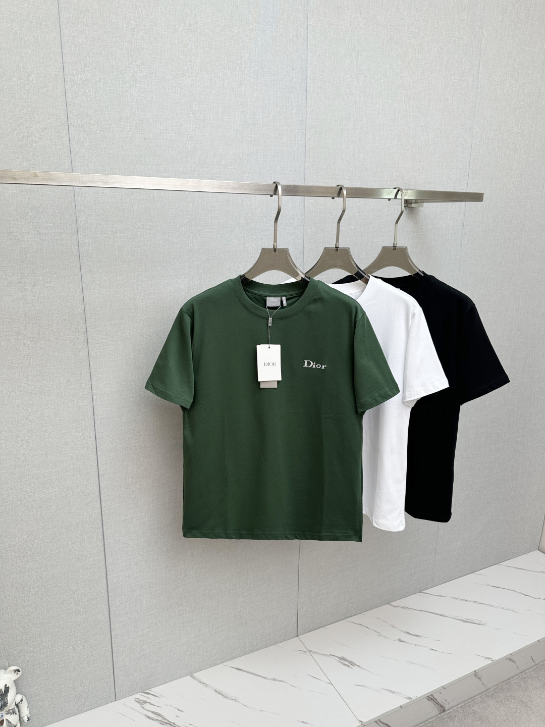 NO:841694,Dior Dior 2026 spring and summer new short-sleeved logo letter embroidery, the same T-shirt as the official website, double yarn pure cotton fabric, diversified matching, catering to the current innovative trend of fashion cutting-edge, collision of retro and modern elements, extreme violent aesthetics. Fashion matching, complete three standards, sizes S-XXL, dior, dior, T-shirt, tees, t-shirt,19860909Dior迪奥 2026春夏新款logo字母刺绣短袖 官网同款T恤 双纱纯棉面料 多元化搭配 迎合眼下时尚前沿的创新趋势 复古与现代化元素的碰撞 极端的暴力美学.时尚搭配 三标齐全 尺码S-XXL,,dior,dior,T-shirt,tees，t-shirt,,Men's clothing