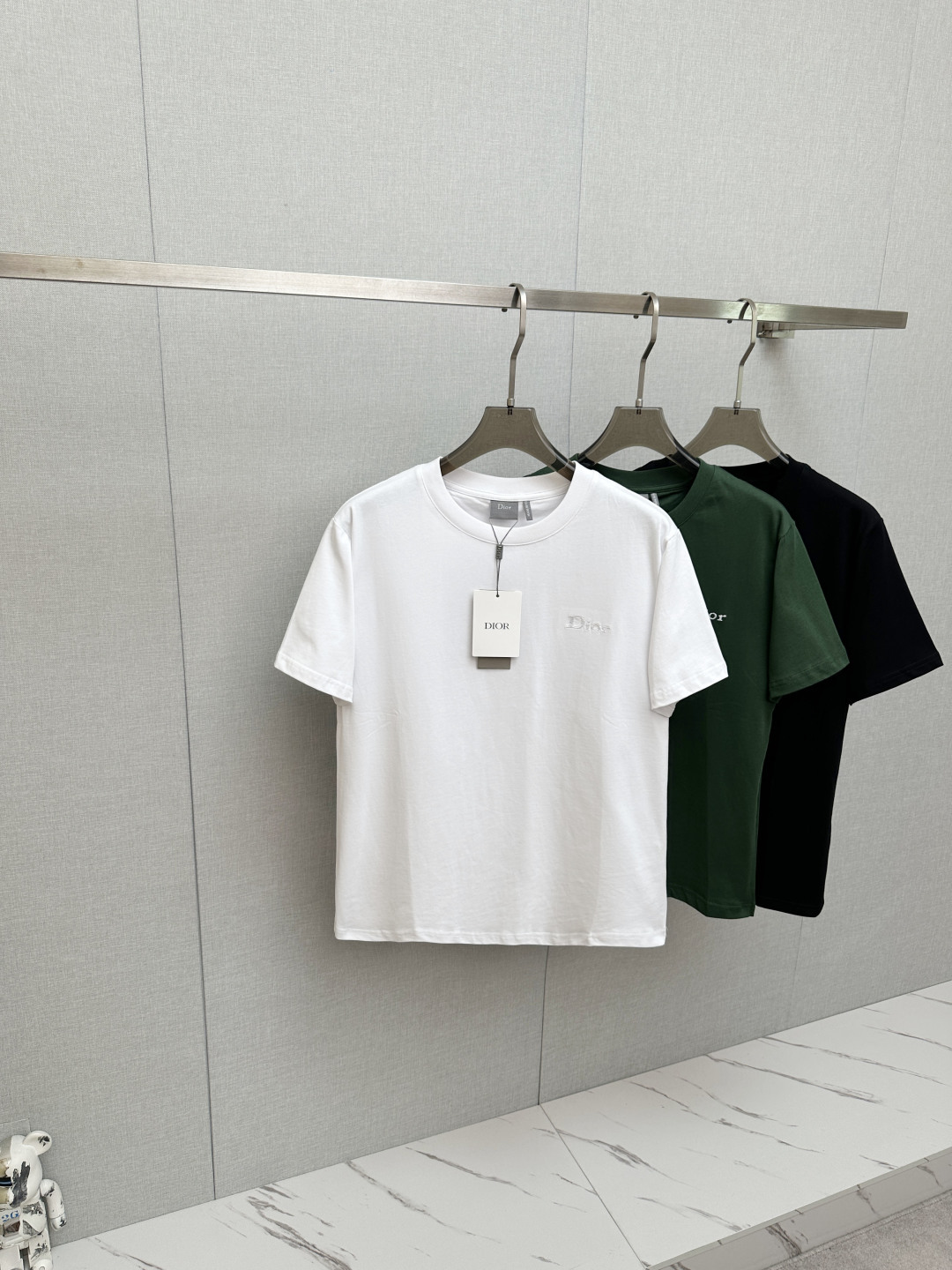 NO:761588,Dior Dior 2026 spring and summer new short-sleeved logo letter embroidery, the same T-shirt as the official website, double yarn pure cotton fabric, diversified matching, catering to the current innovative trend of fashion cutting-edge, collision of retro and modern elements, extreme violent aesthetics. Fashion matching, complete three standards, sizes S-XXL, dior, dior, T-shirt, tees, t-shirt,19860909Dior迪奥 2026春夏新款logo字母刺绣短袖 官网同款T恤 双纱纯棉面料 多元化搭配 迎合眼下时尚前沿的创新趋势 复古与现代化元素的碰撞 极端的暴力美学.时尚搭配 三标齐全 尺码S-XXL,,dior,dior,T-shirt,tees，t-shirt,,Men's clothing