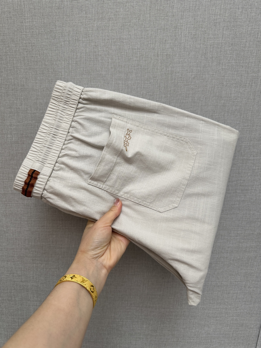 NO:761578,Z men's high-end Tencel linen casual linen pants and Tencel linen items are constantly reincarnated in the fashion field. They have super high matching and affinity, and are favored by modern urbanites!  In terms of design tone, it continues to follow the minimalist line of the Z family, with rich details and elements. The classic XXX is a soul-like interpretation, which greatly enriches the overall visual effect, effectively flaunts the brand identity, and adds a bit of spontaneity and elegance!  The Tencel linen fabric supplied to customers has been washed with a special process, which perfectly combines comfort and texture beauty. It has excellent skin-friendliness, has a natural ice feel, has excellent smooth drape, and its breathability is self-evident. It has a unique style of its own, which is visually very attractive and full of artistic conception!  The details are exquisite, and all the accessories are customized. The upper body effect is excellent, and it is full of light and luxurious aura. In terms of wear, it is highly mix-matchable. A pair of trousers with a size of M-3XL.19860909Z家男士高端天丝麻休闲麻裤,天丝麻单品在时装领域不断轮回演绎,有着超高的搭配缘和亲和力,深受现代都市人士青睐！在设计基调方面继续沿袭了Z家的极简路线,细节元素各自丰富发挥,经典XXX属于灵魂式的诠释,极大的丰富了整体视觉效果,且有力标榜了品牌身份,平添了几分随性与优雅！客供臻选天丝麻面料,经特殊工艺水洗处理,完美兼具了舒适感与肌理美感,亲肤性绝佳,自带冰感,顺滑垂感性亦优越,透气性不言而喻.自成一派的独特风格,视觉方面相当耐看,意境十足！细节方面精致考究,辅料全系客供定制,上身效果极佳,满满的轻奢气场,穿搭方面混搭性极高一款裤装 码数M-3XL,,,Men's clothing