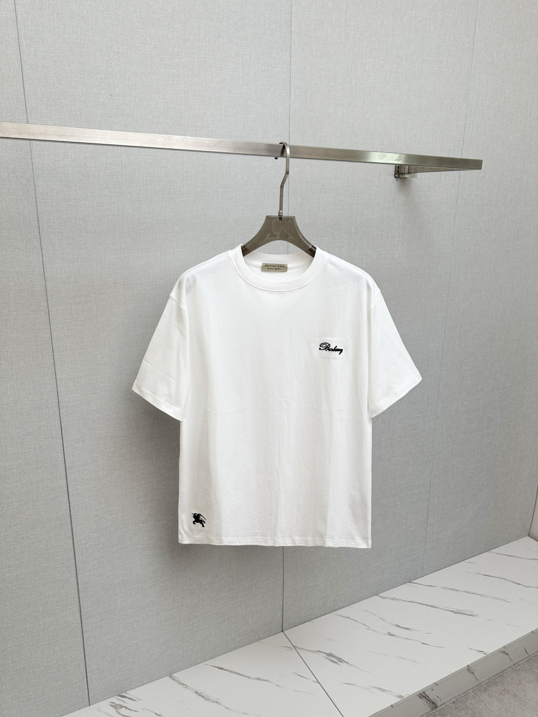 NO:860120,BURB top quality 2026 new short sleeves!  Original customized fabric, soft to the touch. Top imported private goods, fashionable design and trendy short sleeves, without losing luxury. There is no doubt about the quality. The upper body effect is great, the same style as the luxury official website!  Size XS—2XL,,burberry,T-shirt,19860909BURB 顶级品质 2026新品短袖！原版定制面料,手感柔软.顶级进口私货,时尚设计潮流短袖,不失奢华 品质毋庸置疑 上身效果超赞,奢华官网同款！尺码XS—2XL,,burberry,T-shirt,,Men's clothing