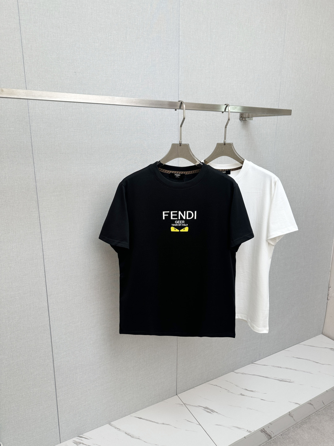 NO:838896,FD 2026ss new spring and summer new debut counter latest short-sleeved round neck T-shirt, high-end customization, avant-garde and fashionable design!  Soft to the touch. Comfortable to wear. Exquisite counter-level stitching. Exquisite workmanship. The upper body effect is incomparably handsome!  A must-have item for a stylish man!  Size S—2XL,,T-shirt,tees,t-shirt,19860909FD 2026ss 春夏新款首发专柜最新款短袖圆领T恤 高端订制 设计前卫时尚！手感柔软.穿着舒适.专柜级别精致车线.做工精细.上身效果无敌帅气！型男必备单品！ 码数S—2XL,,T-shirt,tees，t-shirt,,Men's clothing