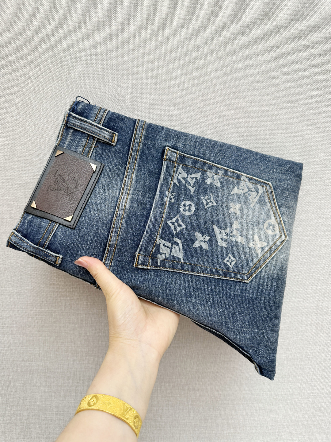 NO:833740,Available at the LV official website counter at the same time, original order, super stylish jeans, customized original washed denim fabric, unique design, top-notch printing technology letter pattern logo, original hardware accessories decoration, extremely outstanding jeans, the materials and craftsmanship are extremely luxurious and exquisite, extremely high grade, handsome and stylish upper body, recommended, size 29-38, louis vuitton, jeans,19860909LV 官网专柜同步有售,原单狠货,超级有范儿的一款牛仔裤,定制原版水洗牛仔面料,独特设计,顶级印花工艺字母图案logo,原版五金辅料装饰,极为翘楚的一款牛仔裤,用料与工艺都极致奢华精湛,档次极高,上身帅气有型,推荐,码数29—38,,louis vuitton,jeans,,Men's clothing