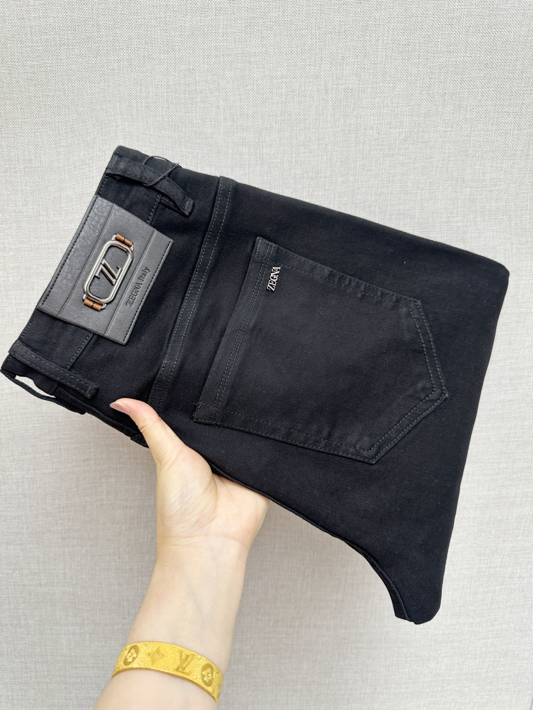 NO:833733,Zegna's official website counters are available at the same time, original orders, super stylish jeans, customized original washed denim fabric, unique design, top-notch printing technology letter pattern logo, original hardware accessories decoration, an extremely outstanding pair of jeans, the materials and craftsmanship are extremely luxurious and exquisite, extremely high-grade, handsome and stylish upper body, recommended, code number 29-38,,zegna,jeans,19860909杰尼亚 官网专柜同步有售,原单狠货,超级有范儿的一款牛仔裤,定制原版水洗牛仔面料,独特设计,顶级印花工艺字母图案logo,原版五金辅料装饰,极为翘楚的一款牛仔裤,用料与工艺都极致奢华精湛,档次极高,上身帅气有型,推荐,码数29—38,,zegna,jeans,,Men's clothing
