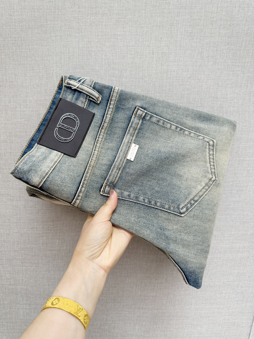 NO:915278,CD official website counter is available at the same time, the original order is very good, a super stylish pair of jeans, customized original washed denim fabric, unique design, top-notch printing technology letter pattern logo, original hardware accessories decoration, an extremely outstanding pair of jeans, the materials and craftsmanship are extremely luxurious and exquisite, extremely high-grade, handsome and stylish upper body, recommended, code number 29-38,,jeans,19860909CD 官网专柜同步有售,原单狠货,超级有范儿的一款牛仔裤,定制原版水洗牛仔面料,独特设计,顶级印花工艺字母图案logo,原版五金辅料装饰,极为翘楚的一款牛仔裤,用料与工艺都极致奢华精湛,档次极高,上身帅气有型,推荐,码数29—38,,jeans,,Men's clothing