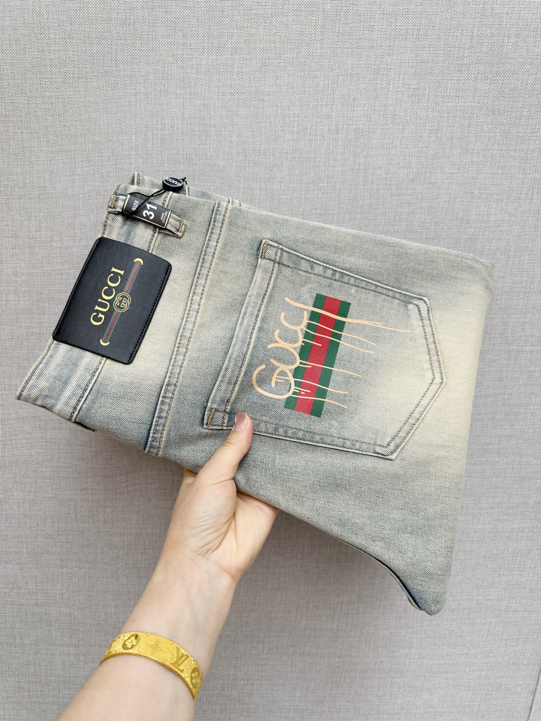 NO:915281,GUCCI official website counters are on sale at the same time, original goods, super stylish jeans, customized original washed denim fabric, unique design, top-notch printing technology letter pattern logo, original hardware accessories decoration, an extremely outstanding pair of jeans, the materials and craftsmanship are extremely luxurious and exquisite, extremely high-grade, handsome and stylish upper body, recommended, code number 29-38,, gucci, jeans,19860909GUCCI 官网专柜同步有售,原单狠货,超级有范儿的一款牛仔裤,定制原版水洗牛仔面料,独特设计,顶级印花工艺字母图案logo,原版五金辅料装饰,极为翘楚的一款牛仔裤,用料与工艺都极致奢华精湛,档次极高,上身帅气有型,推荐,码数29—38,,gucci,jeans,,Men's clothing
