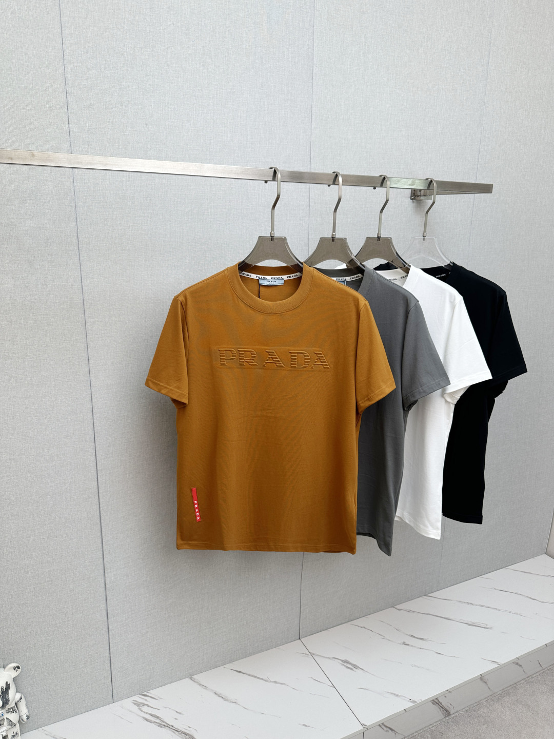NO:838902,PRADA 2026ss new spring and summer new debut counter, the latest short-sleeved round neck T-shirt, high-end customization, avant-garde and fashionable design!  Soft to the touch. Comfortable to wear. Exquisite counter-level stitching. Exquisite workmanship. The upper body effect is incomparably handsome!  A must-have item for a stylish man!  Size S—2XL,,prada,T-shirt,tees,t-shirt,19860909PRADA 2026ss 春夏新款首发专柜最新款短袖圆领T恤 高端订制 设计前卫时尚！手感柔软.穿着舒适.专柜级别精致车线.做工精细.上身效果无敌帅气！型男必备单品！ 码数S—2XL,,prada,T-shirt,tees，t-shirt,,Men's clothing
