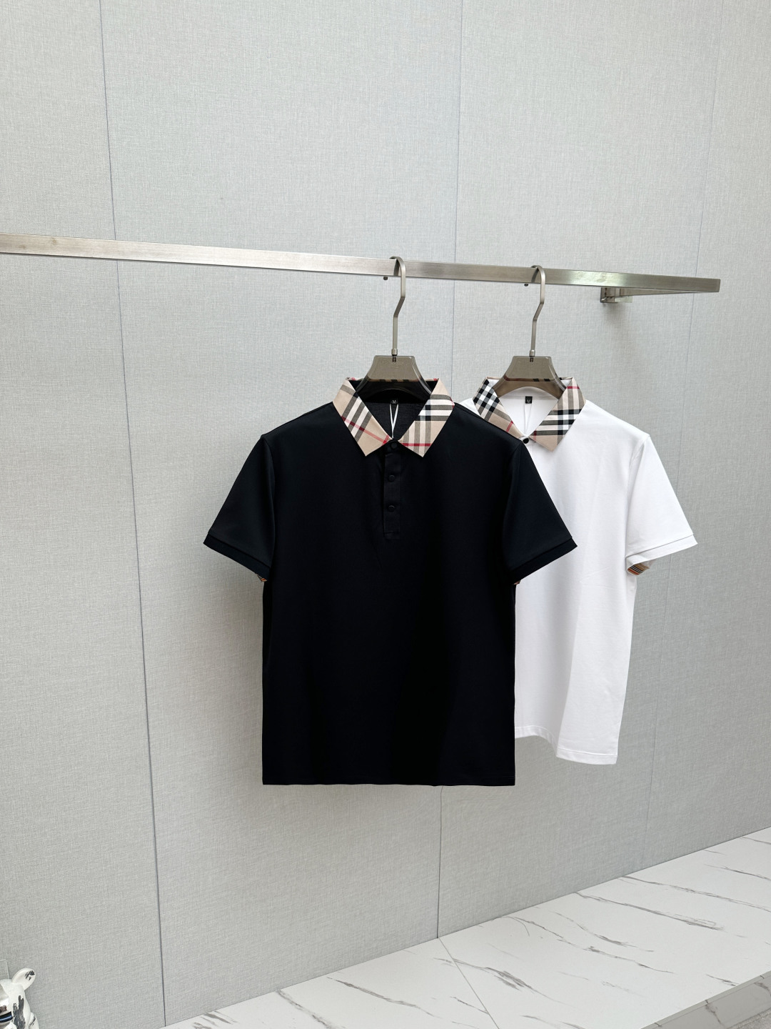 NO:860096,BURB top quality 2026 new lapel, original customized fabric, soft to the touch. Top imported private goods, fashionable design and trendy short sleeves, without losing luxury. There is no doubt about the quality. The upper body effect is great, the same style as the luxury official website!  Size M-4XL,,burberry,T-shirt,19860909BURB 顶级品质 2026新品翻领 原版定制面料,手感柔软.顶级进口私货,时尚设计潮流短袖,不失奢华 品质毋庸置疑 上身效果超赞,奢华官网同款！尺码M-4XL,,burberry,T-shirt,,Men's clothing