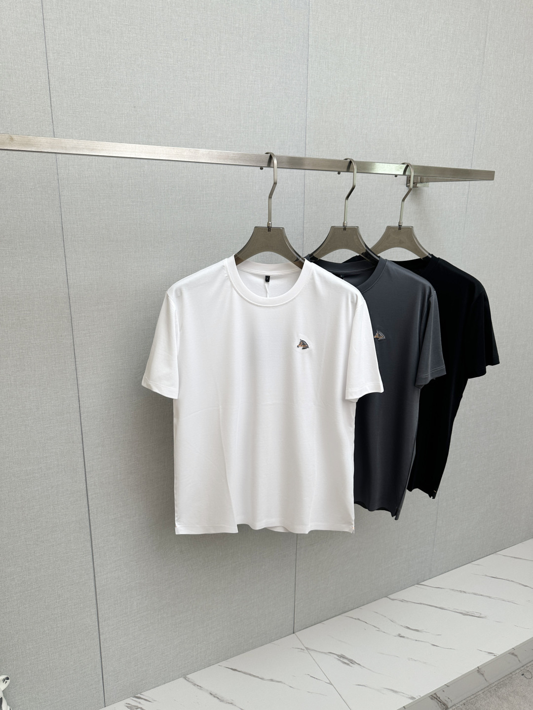 NO:848452,H Home Top Quality 2026 New Short Sleeves!  Original customized fabric, soft to the touch. Top imported private goods, fashionable design and trendy short sleeves, without losing luxury. There is no doubt about the quality. The upper body effect is great, the same style as the luxury official website!  Size M-4XL,,T-shirt,19860909H家 顶级品质 2026新品短袖！原版定制面料,手感柔软.顶级进口私货,时尚设计潮流短袖,不失奢华 品质毋庸置疑 上身效果超赞,奢华官网同款！尺码M-4XL,,T-shirt,,Men's clothing