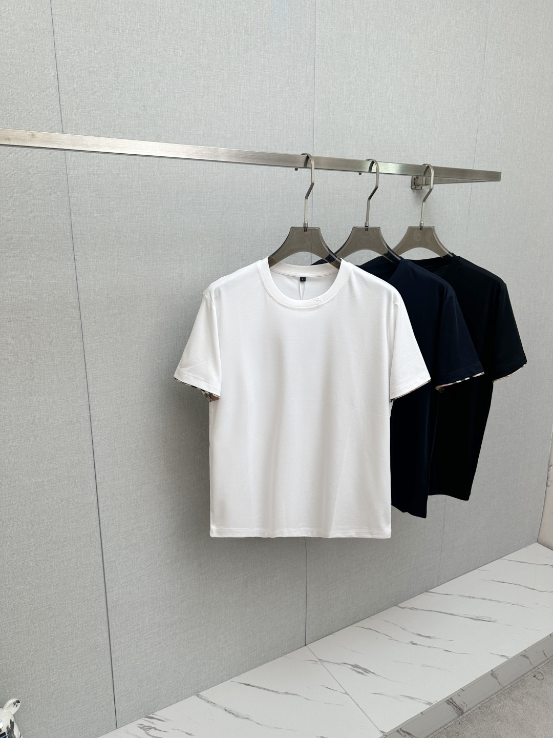 NO:848454,BURB top quality 2026 new short sleeves!  Original customized fabric, soft to the touch. Top imported private goods, fashionable design and trendy short sleeves, without losing luxury. There is no doubt about the quality. The upper body effect is great, the same style as the luxury official website!  Size M-4XL,,burberry,T-shirt,19860909BURB 顶级品质 2026新品短袖！原版定制面料,手感柔软.顶级进口私货,时尚设计潮流短袖,不失奢华 品质毋庸置疑 上身效果超赞,奢华官网同款！尺码M-4XL,,burberry,T-shirt,,Men's clothing