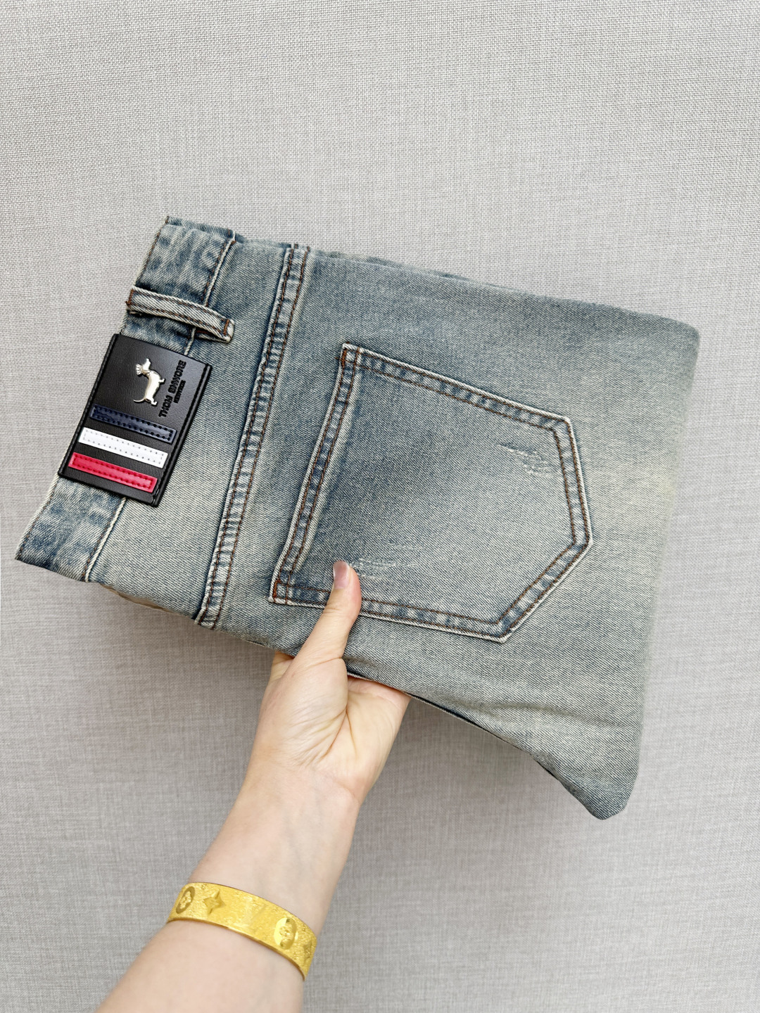 NO:848464,TB official website counters are available at the same time, original goods, super stylish jeans, customized original washed denim fabric, unique design, top-notch printing technology letter pattern logo, original hardware accessories decoration, extremely outstanding jeans, the materials and craftsmanship are extremely luxurious and exquisite, extremely high-grade, handsome and stylish upper body, recommended, code number 29-38,,jeans,19860909TB 官网专柜同步有售,原单狠货,超级有范儿的一款牛仔裤,定制原版水洗牛仔面料,独特设计,顶级印花工艺字母图案logo,原版五金辅料装饰,极为翘楚的一款牛仔裤,用料与工艺都极致奢华精湛,档次极高,上身帅气有型,推荐,码数29—38,,jeans,,Men's clothing