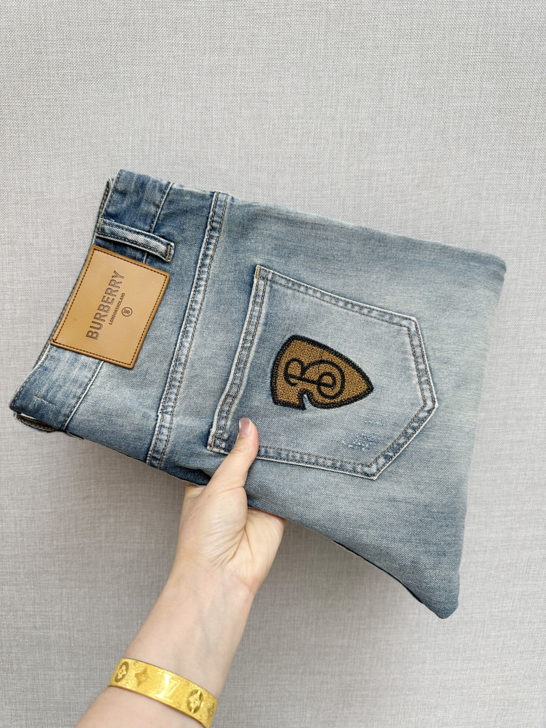 NO:848461,BURB official website counters are available at the same time, original goods, super stylish jeans, customized original washed denim fabric, unique design, top-notch printing technology letter pattern logo, original hardware accessories decoration, an extremely outstanding pair of jeans, the materials and craftsmanship are extremely luxurious and exquisite, extremely high-grade, handsome and stylish upper body, recommended, code number 29-38, burberry, jeans,19860909BURB 官网专柜同步有售,原单狠货,超级有范儿的一款牛仔裤,定制原版水洗牛仔面料,独特设计,顶级印花工艺字母图案logo,原版五金辅料装饰,极为翘楚的一款牛仔裤,用料与工艺都极致奢华精湛,档次极高,上身帅气有型,推荐,码数29—38,,burberry,jeans,,Men's clothing