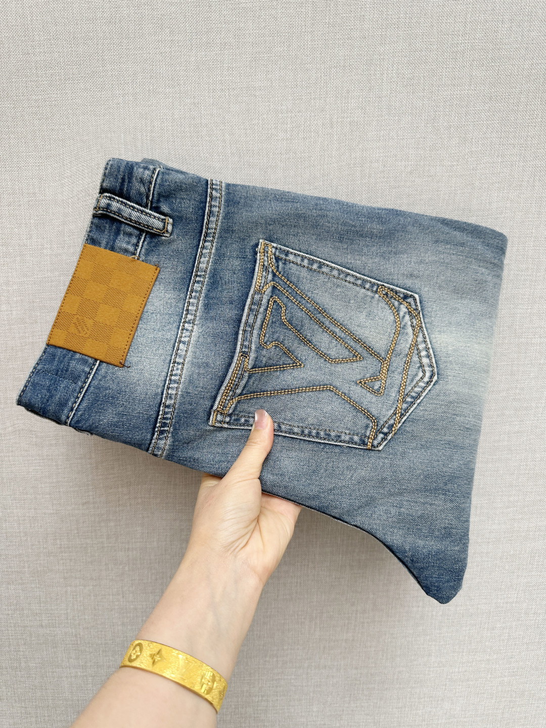 NO:848478,Available at the LV official website counter at the same time, original order, super stylish jeans, customized original washed denim fabric, unique design, top-notch printing technology letter pattern logo, original hardware accessories decoration, extremely outstanding jeans, the materials and craftsmanship are extremely luxurious and exquisite, extremely high grade, handsome and stylish upper body, recommended, size 29-38, louis vuitton, jeans,19860909LV 官网专柜同步有售,原单狠货,超级有范儿的一款牛仔裤,定制原版水洗牛仔面料,独特设计,顶级印花工艺字母图案logo,原版五金辅料装饰,极为翘楚的一款牛仔裤,用料与工艺都极致奢华精湛,档次极高,上身帅气有型,推荐,码数29—38,,louis vuitton,jeans,,Men's clothing