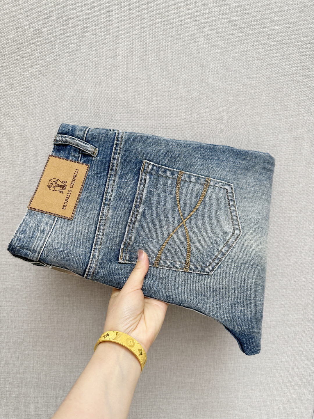 NO:848474,BC official website counters are available at the same time, the original order is very good, a super stylish pair of jeans, customized original washed denim fabric, unique design, top-notch printing technology letter pattern logo, original hardware accessories decoration, an extremely outstanding pair of jeans, the materials and craftsmanship are extremely luxurious and exquisite, extremely high-grade, handsome and stylish upper body, recommended, code number 29-38,,jeans,19860909BC 官网专柜同步有售,原单狠货,超级有范儿的一款牛仔裤,定制原版水洗牛仔面料,独特设计,顶级印花工艺字母图案logo,原版五金辅料装饰,极为翘楚的一款牛仔裤,用料与工艺都极致奢华精湛,档次极高,上身帅气有型,推荐,码数29—38,,jeans,,Men's clothing