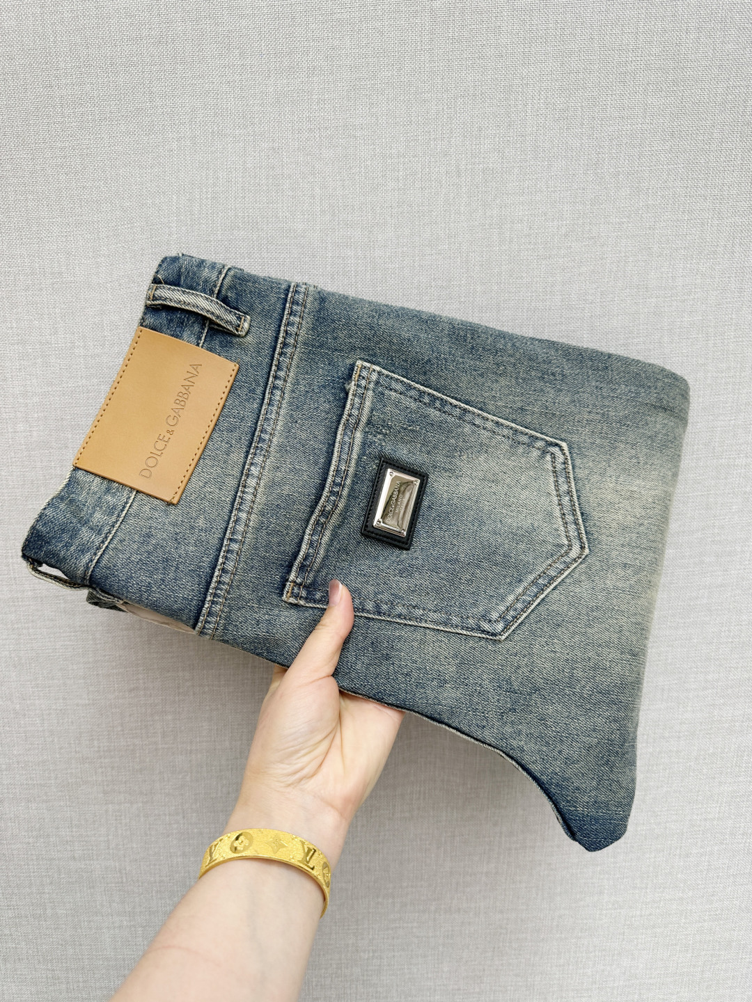 NO:848472,DG official website counters are available at the same time, the original order is very good, a super stylish pair of jeans, customized original washed denim fabric, unique design, top-notch printing technology letter pattern logo, original hardware accessories decoration, an extremely outstanding pair of jeans, the materials and craftsmanship are extremely luxurious and exquisite, extremely high-grade, handsome and stylish upper body, recommended, code number 29-38,,jeans,19860909DG 官网专柜同步有售,原单狠货,超级有范儿的一款牛仔裤,定制原版水洗牛仔面料,独特设计,顶级印花工艺字母图案logo,原版五金辅料装饰,极为翘楚的一款牛仔裤,用料与工艺都极致奢华精湛,档次极高,上身帅气有型,推荐,码数29—38,,jeans,,Men's clothing
