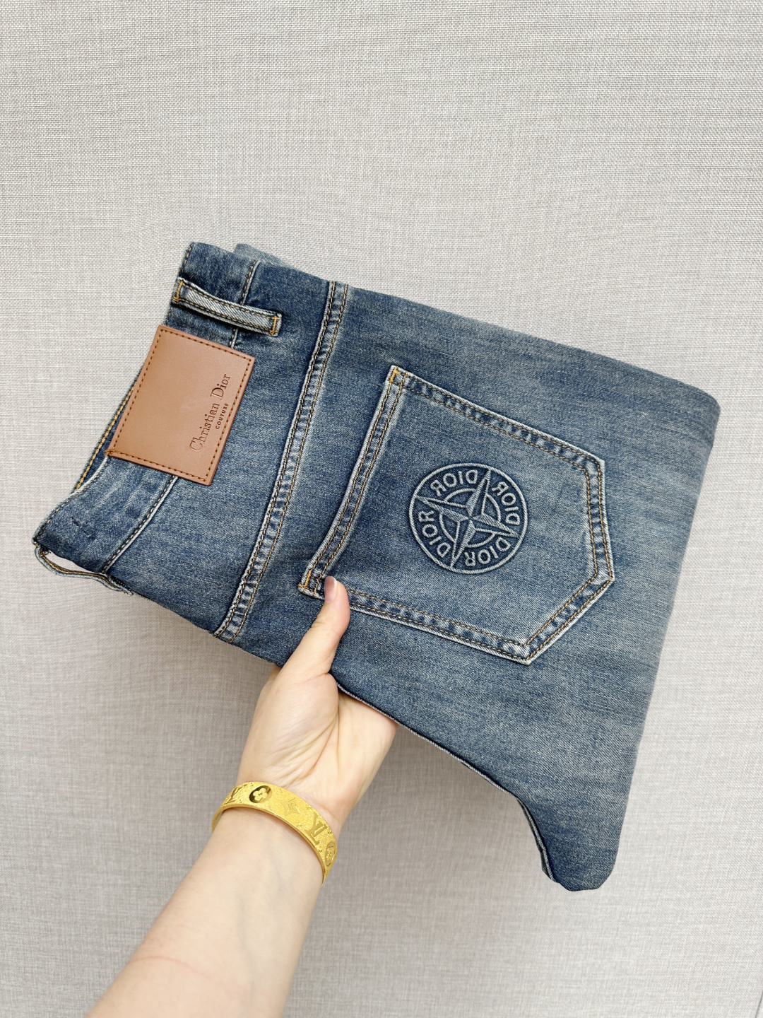 NO:848470,DIOR official website counters are available at the same time, original goods, super stylish jeans, customized original washed denim fabric, unique design, top-notch printing technology letter pattern logo, original hardware accessories decoration, an extremely outstanding pair of jeans, the materials and craftsmanship are extremely luxurious and exquisite, extremely high-grade, handsome and stylish upper body, recommended, code number 29-38,, dior, jeans,19860909DIOR 官网专柜同步有售,原单狠货,超级有范儿的一款牛仔裤,定制原版水洗牛仔面料,独特设计,顶级印花工艺字母图案logo,原版五金辅料装饰,极为翘楚的一款牛仔裤,用料与工艺都极致奢华精湛,档次极高,上身帅气有型,推荐,码数29—38,,dior,jeans,,Men's clothing