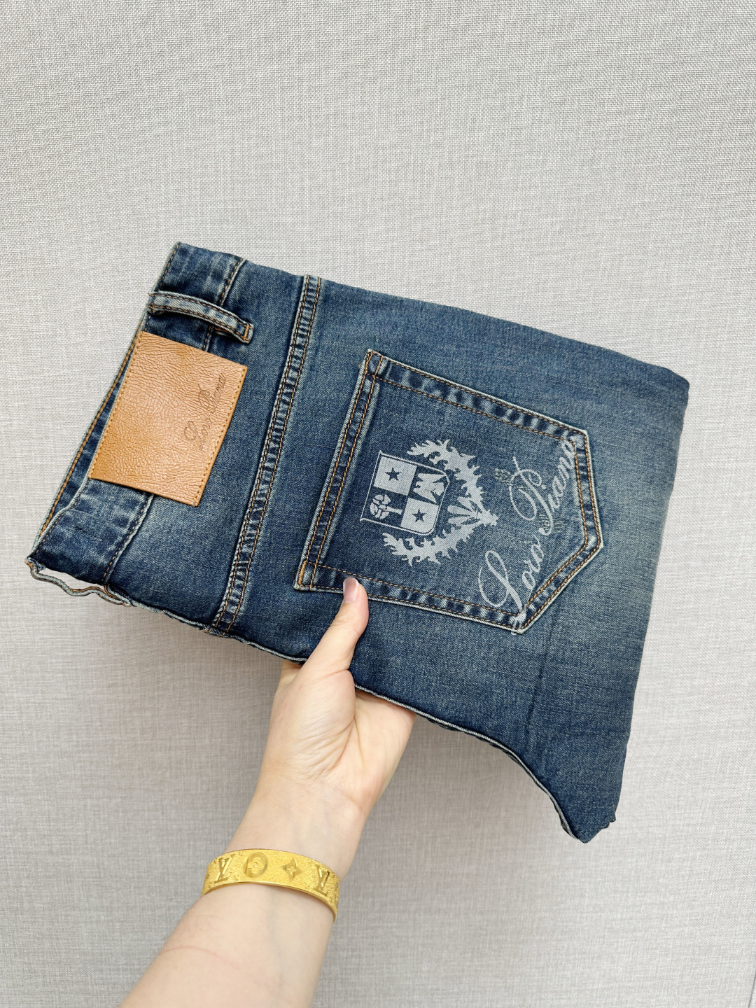 NO:848466,Available at the LP official website counter at the same time, original order, super stylish jeans, customized original washed denim fabric, unique design, top-notch printing technology letter pattern logo, original hardware accessories decoration, extremely outstanding jeans, the materials and craftsmanship are extremely luxurious and exquisite, extremely high grade, handsome and stylish upper body, recommended, code number 29-38, loro piana, jeans,19860909LP 官网专柜同步有售,原单狠货,超级有范儿的一款牛仔裤,定制原版水洗牛仔面料,独特设计,顶级印花工艺字母图案logo,原版五金辅料装饰,极为翘楚的一款牛仔裤,用料与工艺都极致奢华精湛,档次极高,上身帅气有型,推荐,码数29—38,,loro piana,jeans,,Men's clothing
