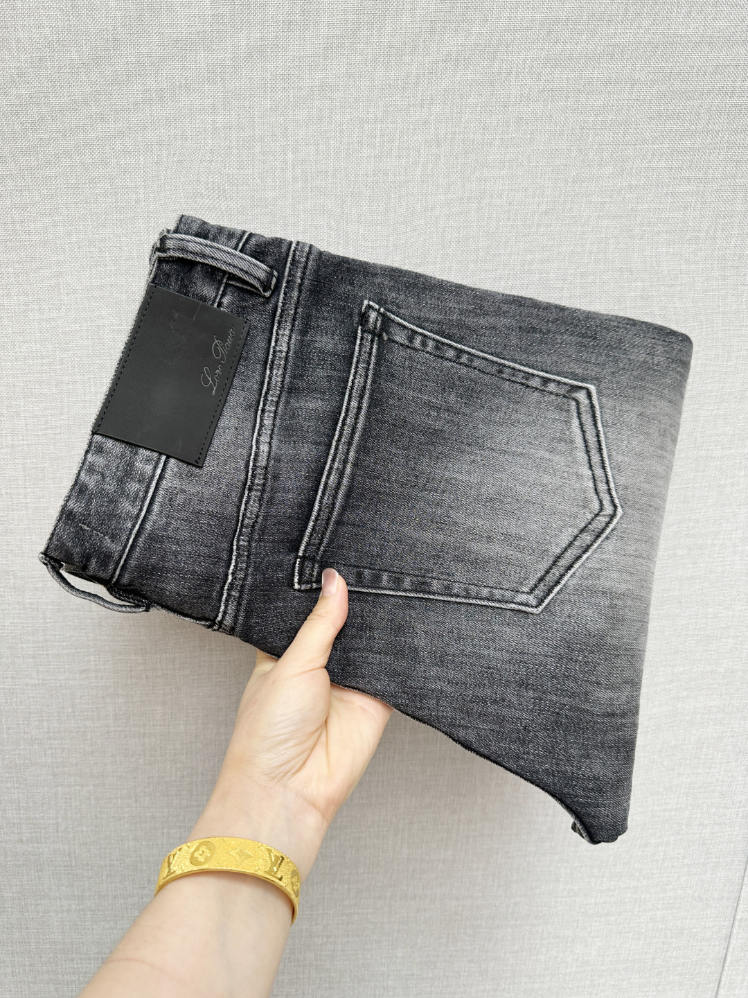 NO:848455,Available at the LP official website counter at the same time, original order, super stylish jeans, customized original washed denim fabric, unique design, top-notch printing technology letter pattern logo, original hardware accessories decoration, extremely outstanding jeans, the materials and craftsmanship are extremely luxurious and exquisite, extremely high grade, handsome and stylish upper body, recommended, code number 29-38, loro piana, jeans,19860909LP 官网专柜同步有售,原单狠货,超级有范儿的一款牛仔裤,定制原版水洗牛仔面料,独特设计,顶级印花工艺字母图案logo,原版五金辅料装饰,极为翘楚的一款牛仔裤,用料与工艺都极致奢华精湛,档次极高,上身帅气有型,推荐,码数29—38,,loro piana,jeans,,Men's clothing
