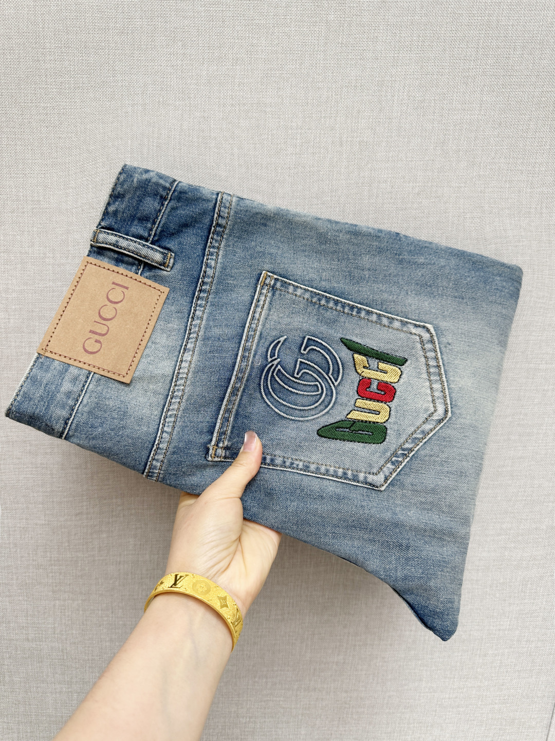 NO:848460,GUCCI official website counters are on sale at the same time, original goods, super stylish jeans, customized original washed denim fabric, unique design, top-notch printing technology letter pattern logo, original hardware accessories decoration, an extremely outstanding pair of jeans, the materials and craftsmanship are extremely luxurious and exquisite, extremely high-grade, handsome and stylish upper body, recommended, code number 29-38,, gucci, jeans,19860909GUCCI 官网专柜同步有售,原单狠货,超级有范儿的一款牛仔裤,定制原版水洗牛仔面料,独特设计,顶级印花工艺字母图案logo,原版五金辅料装饰,极为翘楚的一款牛仔裤,用料与工艺都极致奢华精湛,档次极高,上身帅气有型,推荐,码数29—38,,gucci,jeans,,Men's clothing