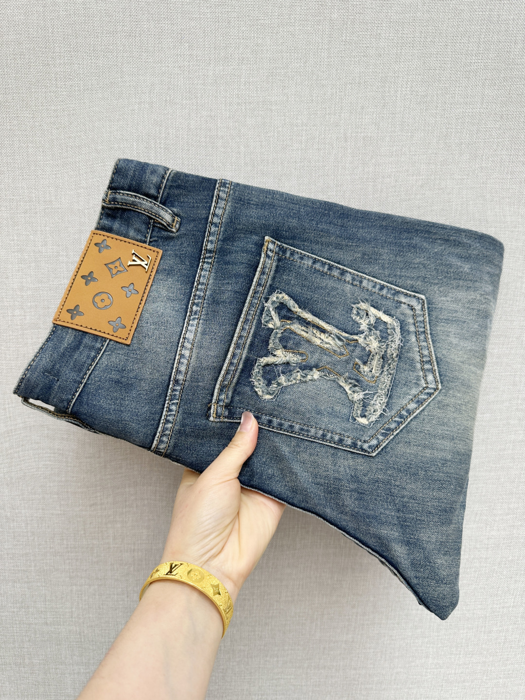 NO:848463,Available at the LV official website counter at the same time, original order, super stylish jeans, customized original washed denim fabric, unique design, top-notch printing technology letter pattern logo, original hardware accessories decoration, extremely outstanding jeans, the materials and craftsmanship are extremely luxurious and exquisite, extremely high grade, handsome and stylish upper body, recommended, size 29-38, louis vuitton, jeans,19860909LV 官网专柜同步有售,原单狠货,超级有范儿的一款牛仔裤,定制原版水洗牛仔面料,独特设计,顶级印花工艺字母图案logo,原版五金辅料装饰,极为翘楚的一款牛仔裤,用料与工艺都极致奢华精湛,档次极高,上身帅气有型,推荐,码数29—38,,louis vuitton,jeans,,Men's clothing