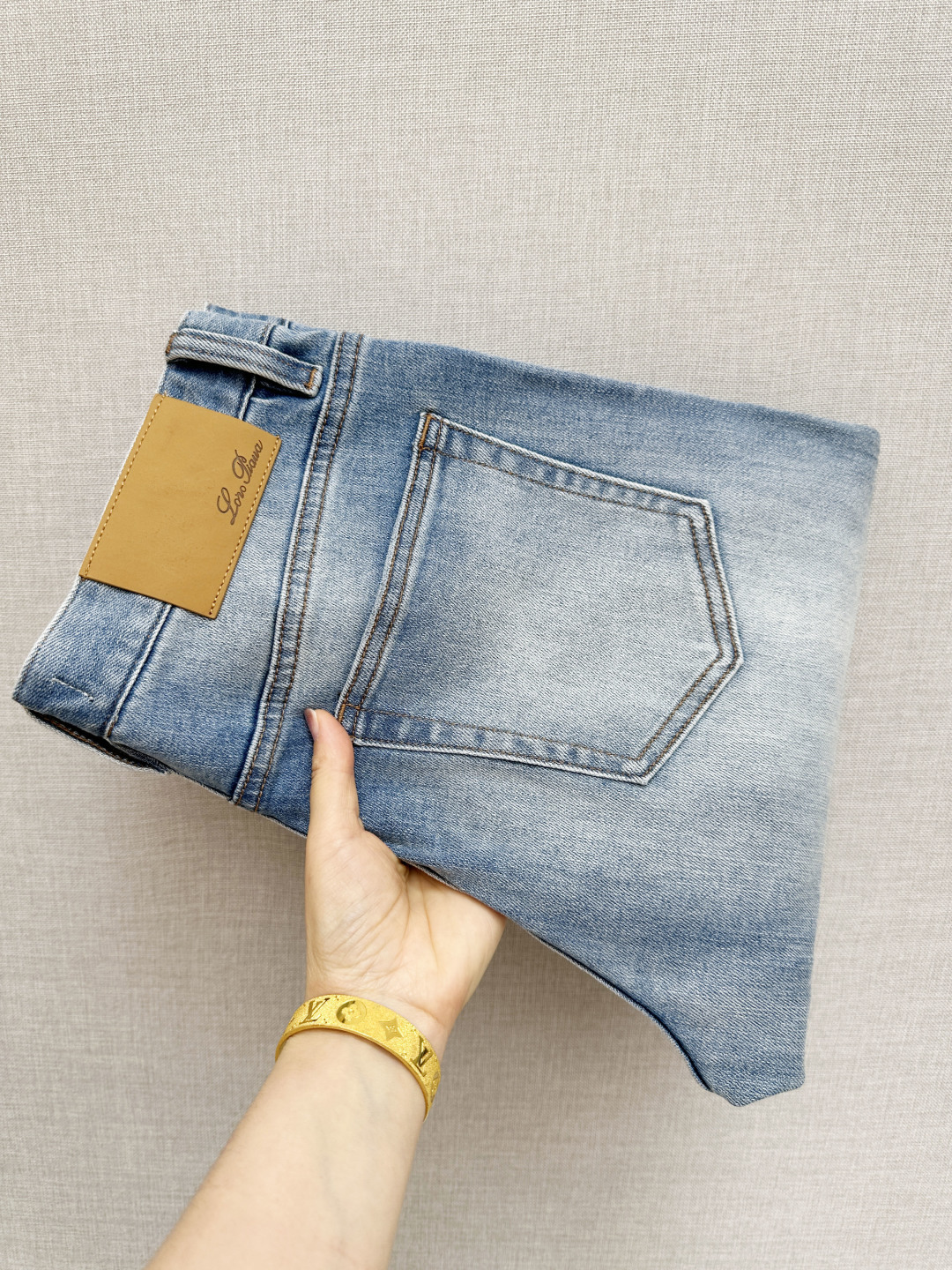 NO:848458,Available at the LP official website counter at the same time, original order, super stylish jeans, customized original washed denim fabric, unique design, top-notch printing technology letter pattern logo, original hardware accessories decoration, extremely outstanding jeans, the materials and craftsmanship are extremely luxurious and exquisite, extremely high grade, handsome and stylish upper body, recommended, code number 29-38, loro piana, jeans,19860909LP 官网专柜同步有售,原单狠货,超级有范儿的一款牛仔裤,定制原版水洗牛仔面料,独特设计,顶级印花工艺字母图案logo,原版五金辅料装饰,极为翘楚的一款牛仔裤,用料与工艺都极致奢华精湛,档次极高,上身帅气有型,推荐,码数29—38,,loro piana,jeans,,Men's clothing