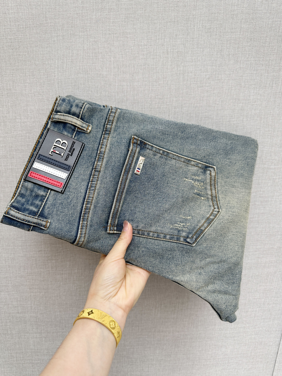 NO:860143,TB official website counters are available at the same time, original goods, super stylish jeans, customized original washed denim fabric, unique design, top-notch printing technology letter pattern logo, original hardware accessories decoration, extremely outstanding jeans, the materials and craftsmanship are extremely luxurious and exquisite, extremely high-grade, handsome and stylish upper body, recommended, code number 29-38,,jeans,19860909TB 官网专柜同步有售,原单狠货,超级有范儿的一款牛仔裤,定制原版水洗牛仔面料,独特设计,顶级印花工艺字母图案logo,原版五金辅料装饰,极为翘楚的一款牛仔裤,用料与工艺都极致奢华精湛,档次极高,上身帅气有型,推荐,码数29—38,,jeans,,Men's clothing