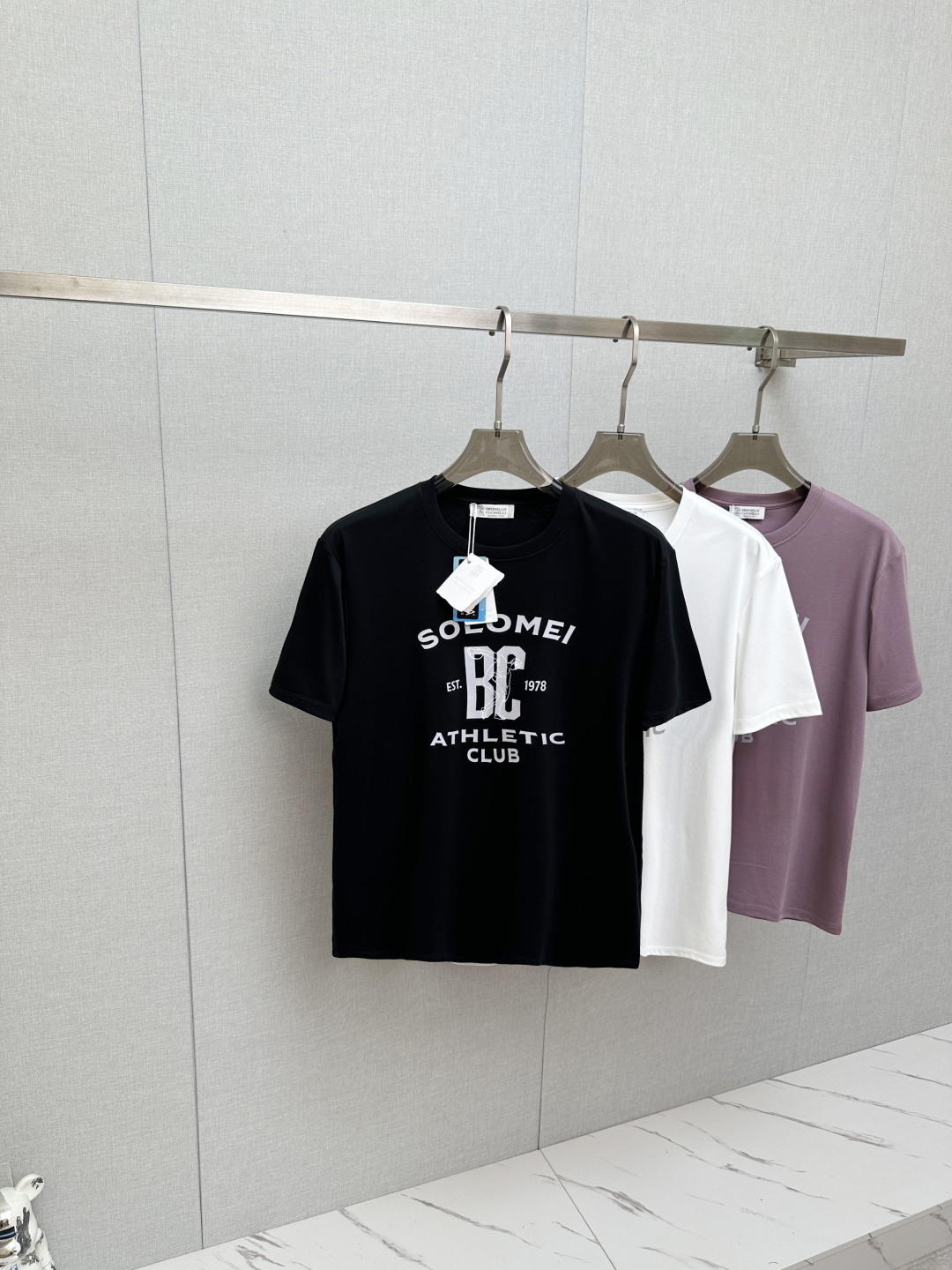 NO:838931,BC 2026 new short-sleeved T-shirt!  Fashionable and casual short-sleeved T-shirt with catwalk pattern!  Design a logo!  The highly designed and selected customer-supplied fabrics are soft to the touch, comfortable to wear and breathable. The real thing will definitely make you fall in love with it!  Non-sexist couples can wear mixed styles to open up a new fashion style!  Distinguishing market version, high-definition series!  Size M—3XL,,T-shirt,tees,t-shirt,19860909BC 2026新款短袖T恤！走秀图案时尚休闲短袖T恤衫！设计logo设计！极具设计精选客供面料,手感柔软亲肤,着身舒适透气性都无法挑剔,实物绝对会让你爱不释手！无性别主义的情侣混穿款式,打开全新的时装新韵味！区别市场版本,高定系列！尺码M—3XL,,T-shirt,tees，t-shirt,,Men's clothing